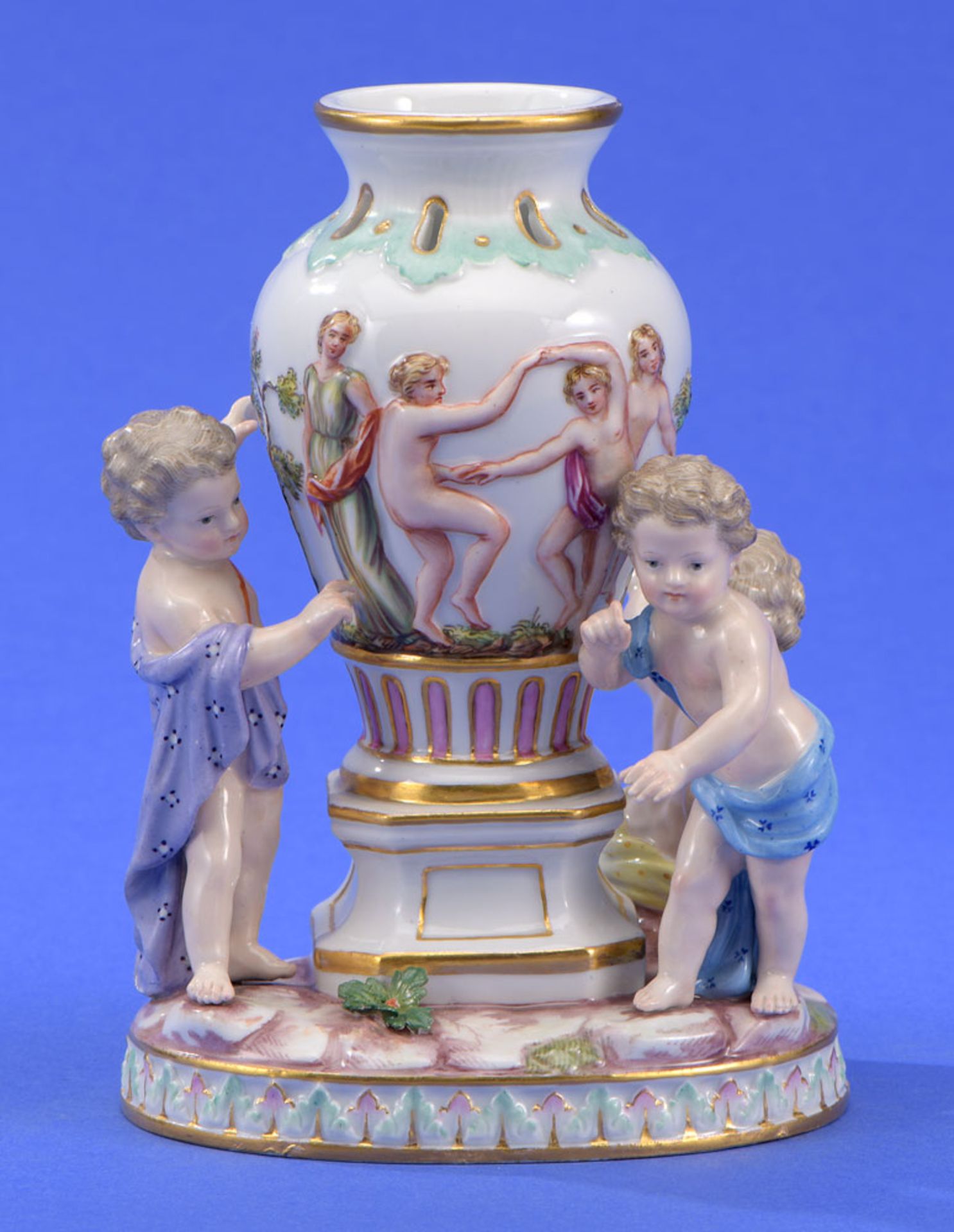 Drei Putti mit klassizistischer Vase Meissen 19. Jhdt.