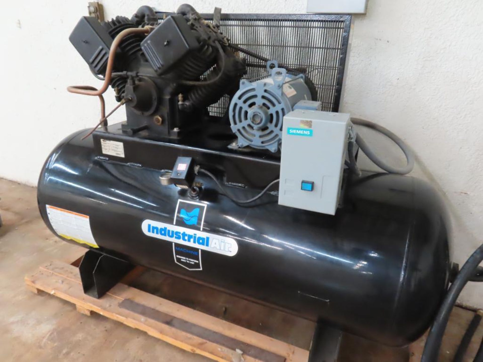 INDUSTRIAL AIR M# IH9919946 RECIPROCATING AIR COMPRESSOR, S/N F17610695A - Image 2 of 4