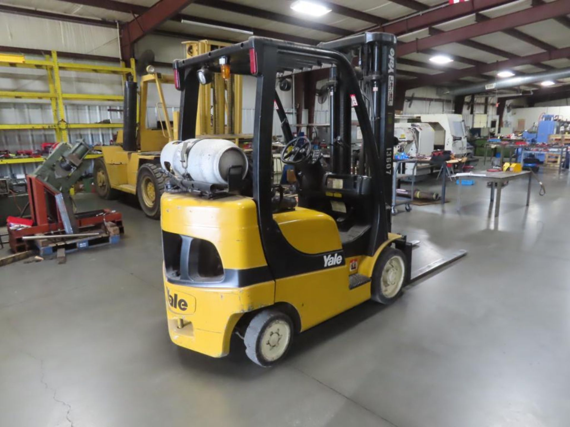 YALE 5,000 LB. FORKLIFT, M# GLC050VXNUAE094, S/N A910V09589E, 2,453 HOURS, 3-SECTION 218" MAST, SIDE - Image 3 of 4