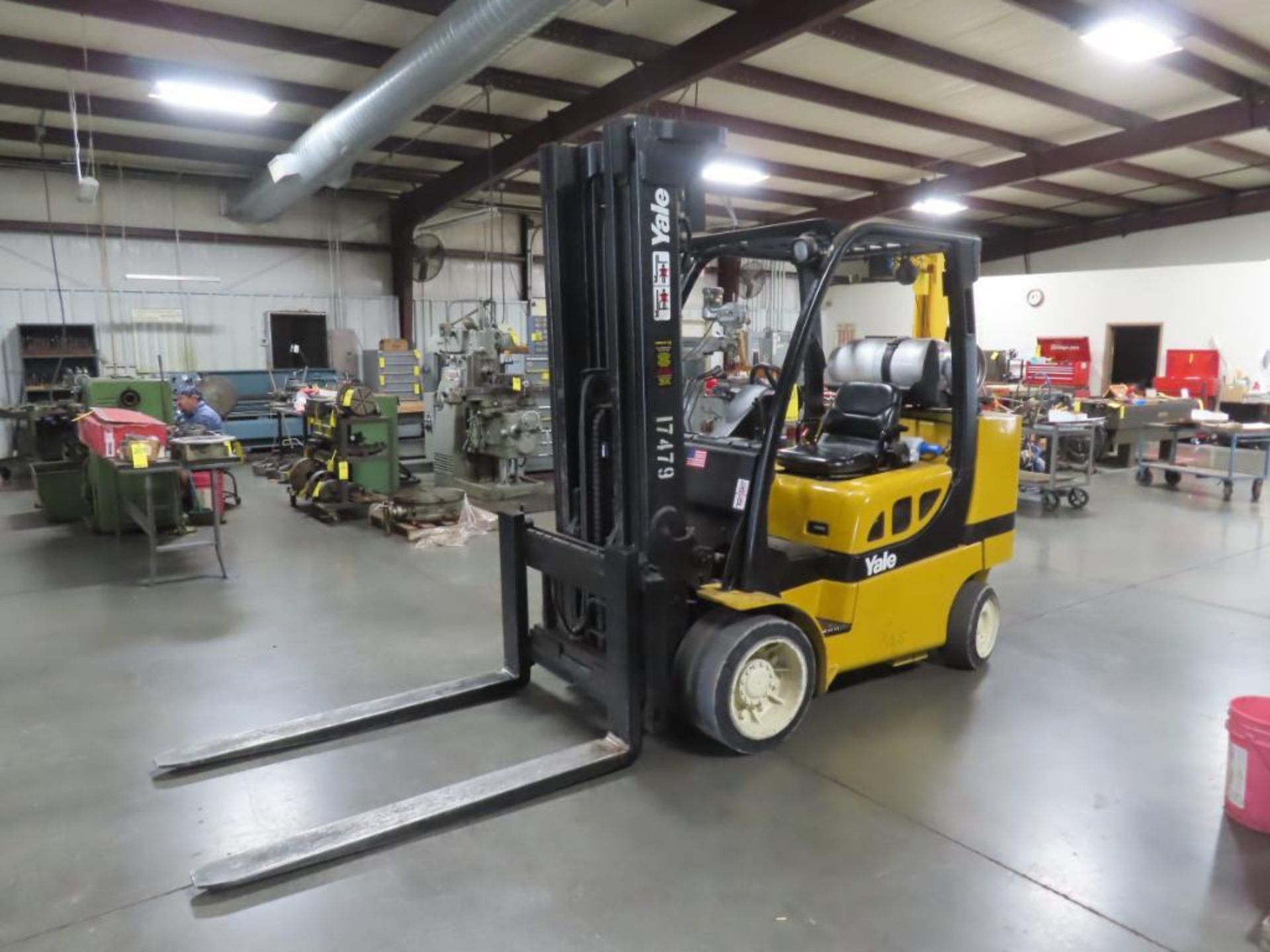 YALE 10,000 LB. FORKLIFT, M# JLC100VXNGSE098, S/N E818V02010E, 3,020 HOURS, 3-SECTION 200" MAST, 60"