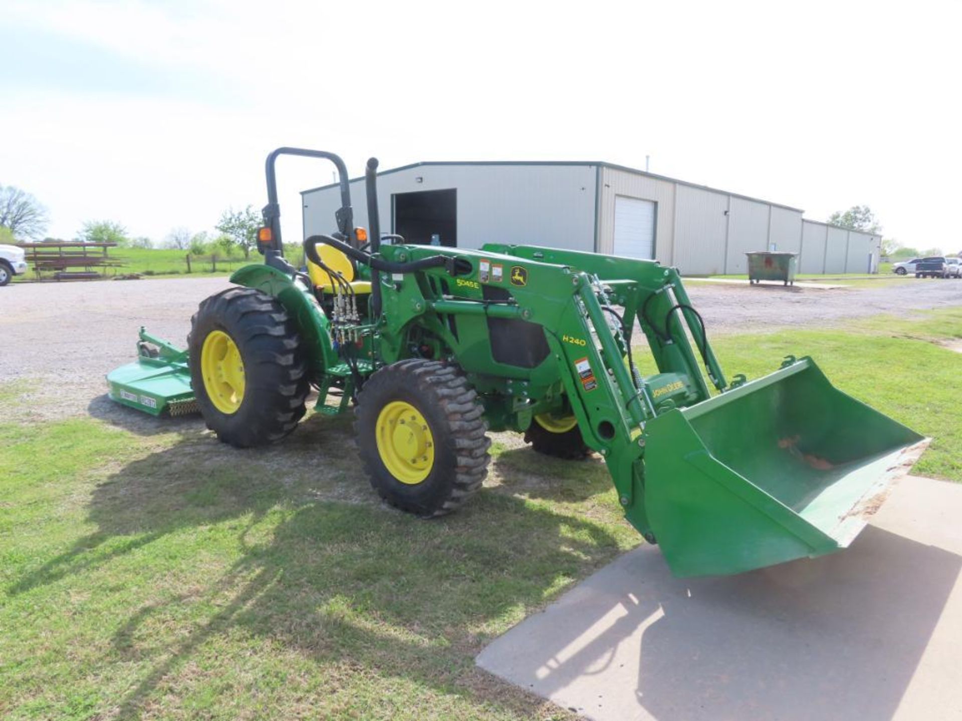 2016 JOHN DEERE TRACTOR, M# 5045E, S/N 1PY5045ETGG102020, APPROX. 42 HOURS, 4X4, H240 FRONT END LOAD - Image 2 of 5