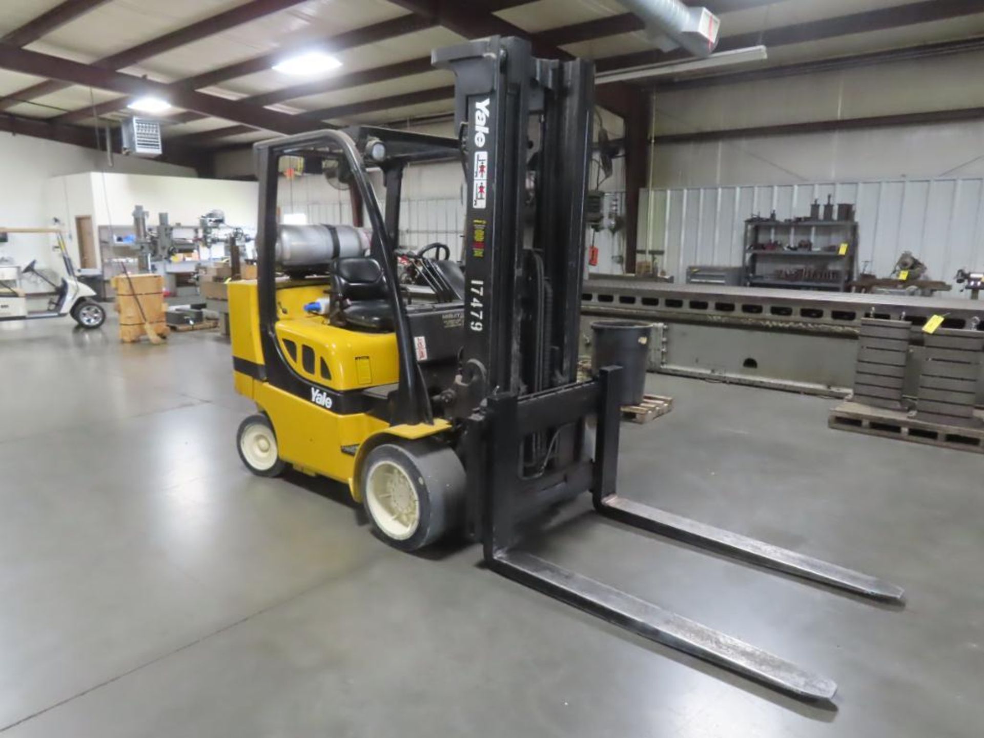 YALE 10,000 LB. FORKLIFT, M# JLC100VXNGSE098, S/N E818V02010E, 3,020 HOURS, 3-SECTION 200" MAST, 60" - Image 2 of 5