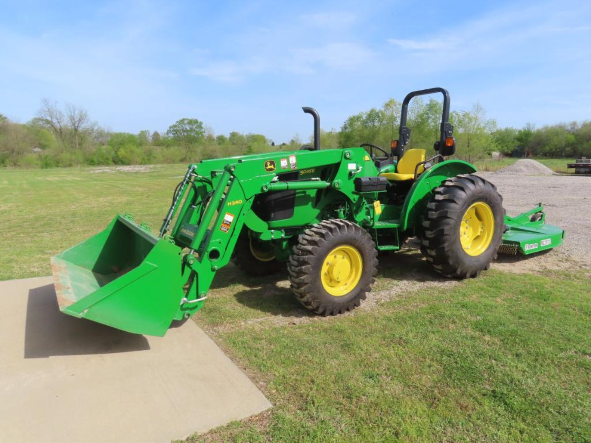 2016 JOHN DEERE TRACTOR, M# 5045E, S/N 1PY5045ETGG102020, APPROX. 42 HOURS, 4X4, H240 FRONT END LOAD