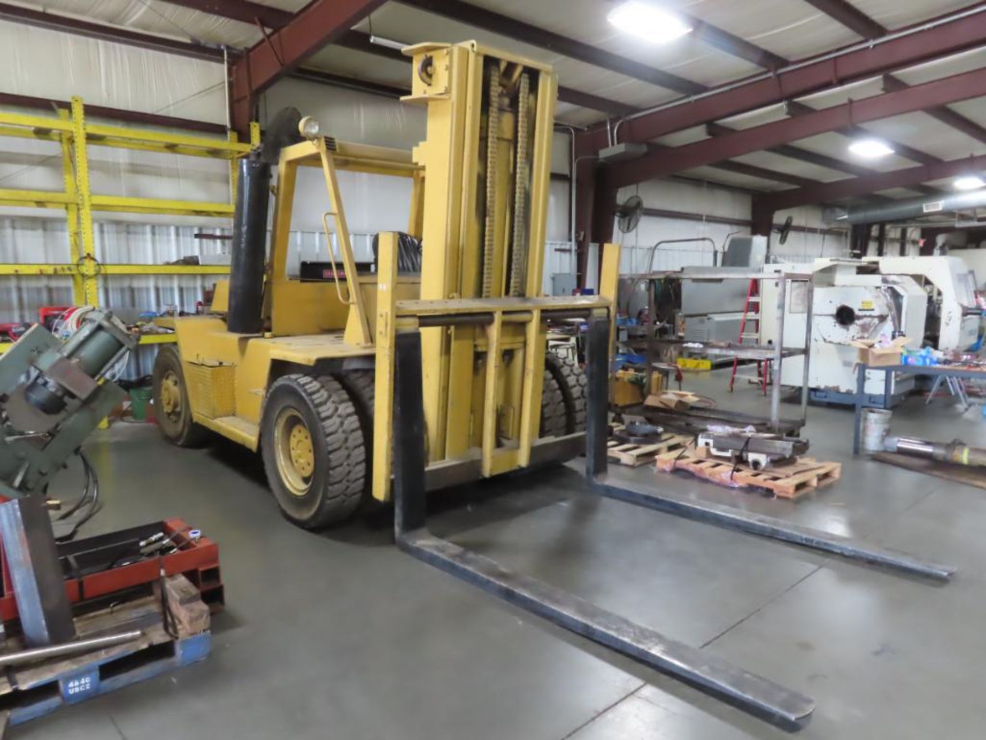 CATERPILLAR 30,000 LB. FORKLIFT, M# V300B, S/N 72Y00361, 2-SECTION 218" MAST, 8' FORKS, DUAL R/T TIR - Image 2 of 5