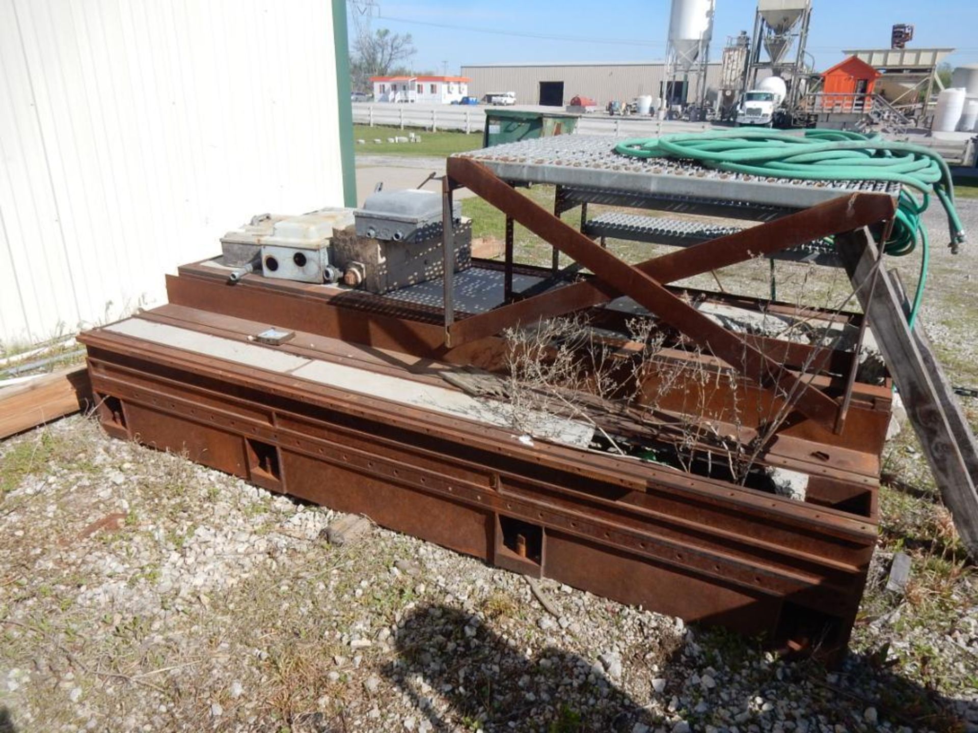 CANTILEVER RACK W/CONTENTS OUTSIDE W/PALLET & REBAR - Image 5 of 6