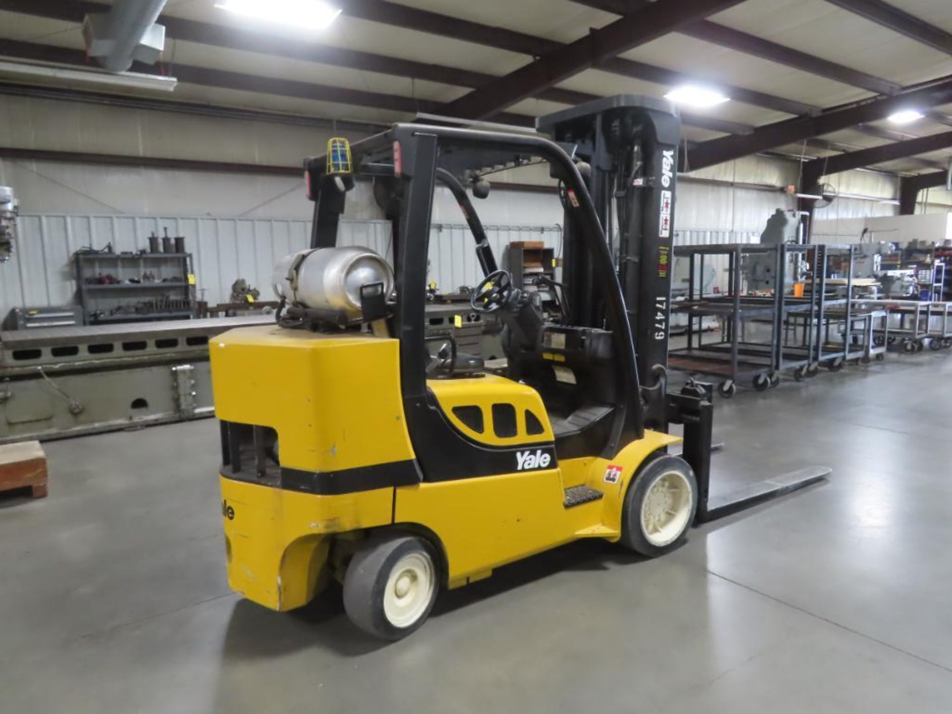 YALE 10,000 LB. FORKLIFT, M# JLC100VXNGSE098, S/N E818V02010E, 3,020 HOURS, 3-SECTION 200" MAST, 60" - Image 3 of 5