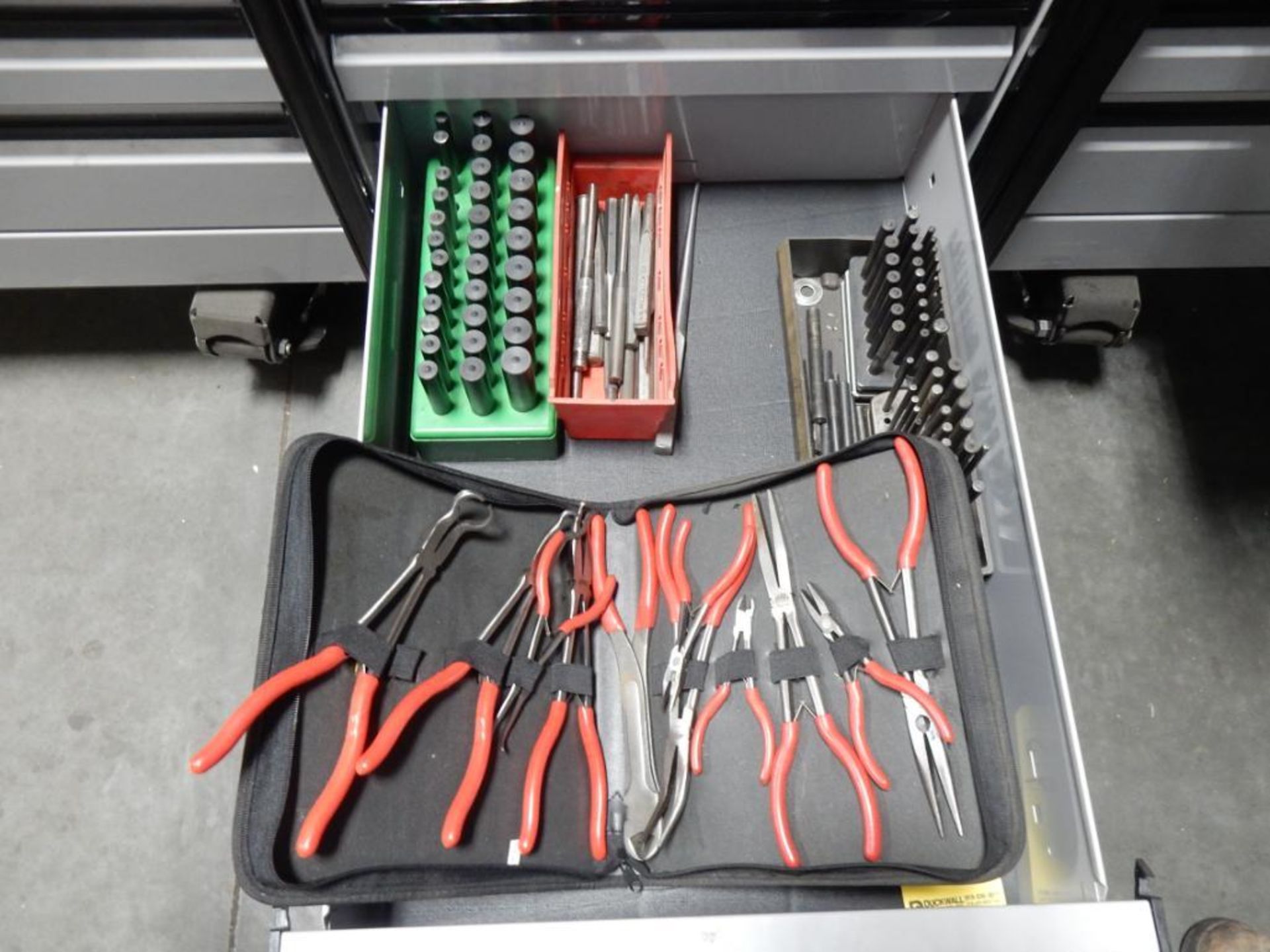 CONTENTS OF DRAWER - TRANSFER PUNCHES, CENTER PUNCHES & MAC PLYER SET