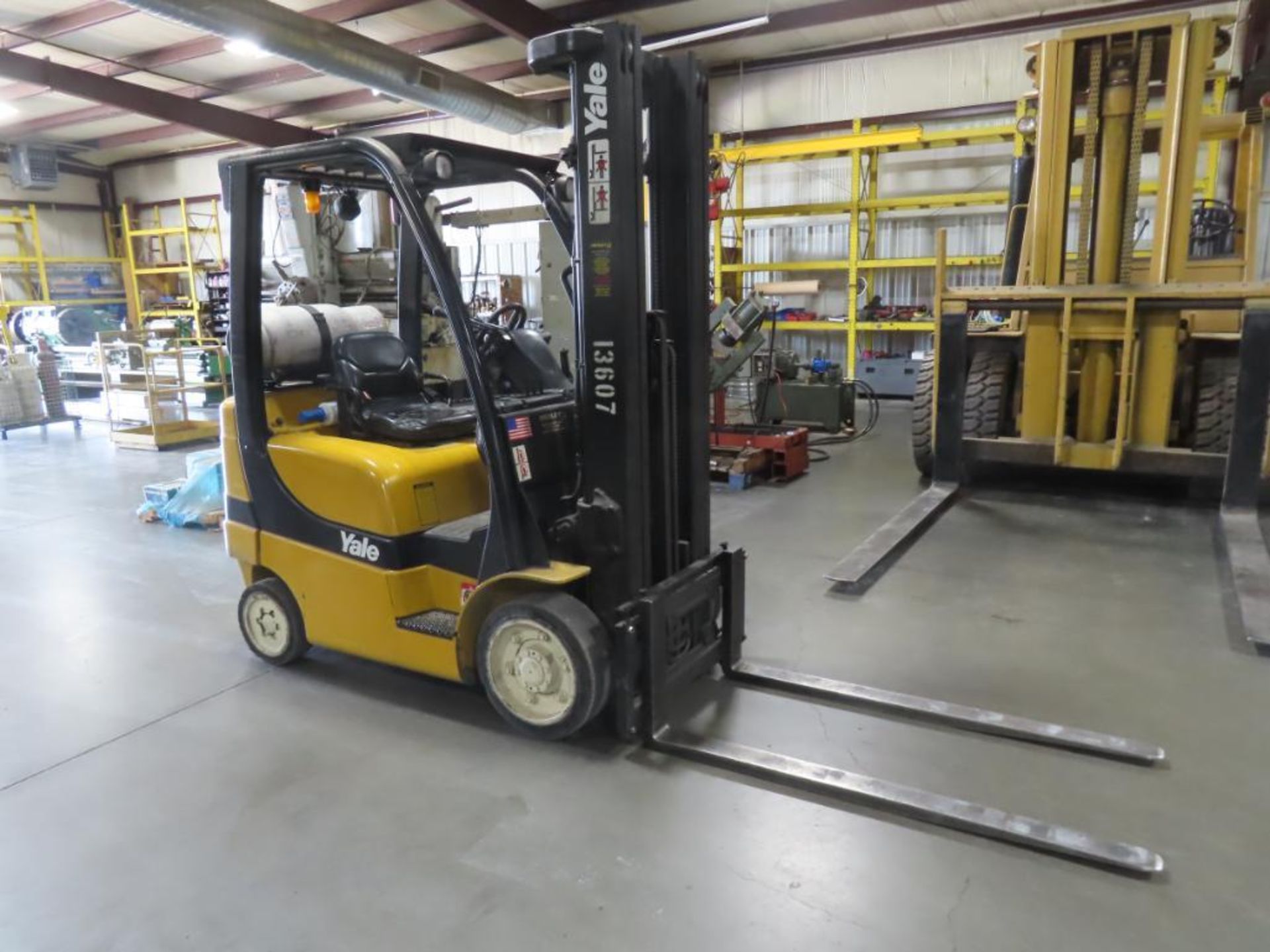 YALE 5,000 LB. FORKLIFT, M# GLC050VXNUAE094, S/N A910V09589E, 2,453 HOURS, 3-SECTION 218" MAST, SIDE - Image 2 of 4