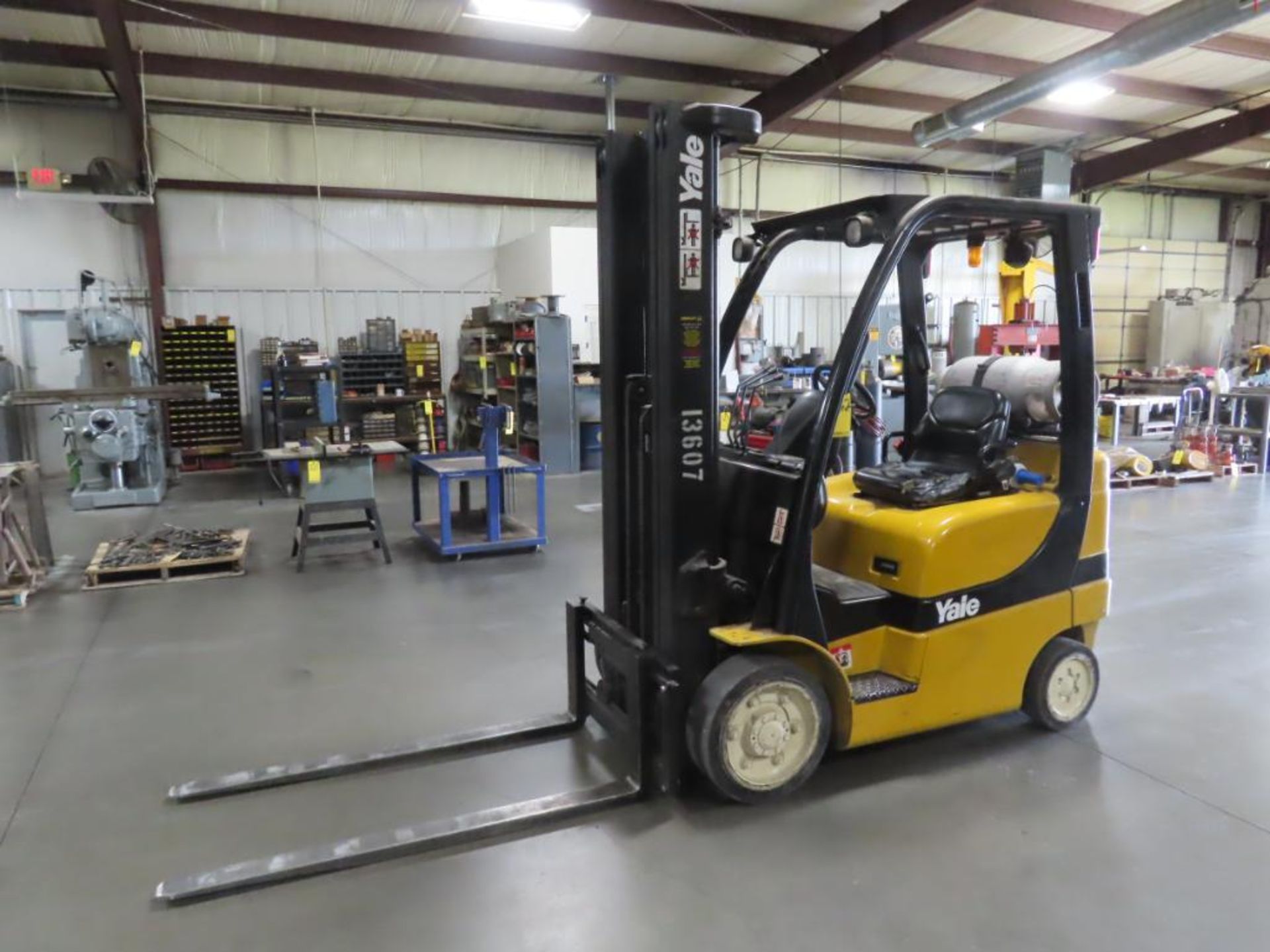 YALE 5,000 LB. FORKLIFT, M# GLC050VXNUAE094, S/N A910V09589E, 2,453 HOURS, 3-SECTION 218" MAST, SIDE