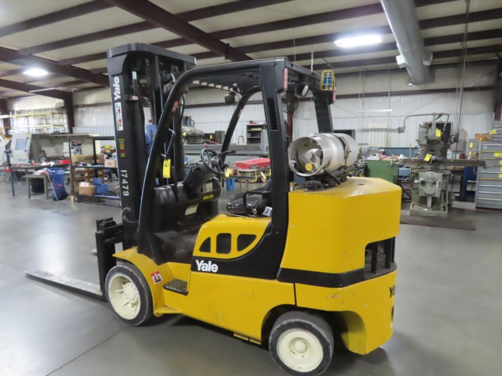 YALE 10,000 LB. FORKLIFT, M# JLC100VXNGSE098, S/N E818V02010E, 3,020 HOURS, 3-SECTION 200" MAST, 60" - Image 4 of 5