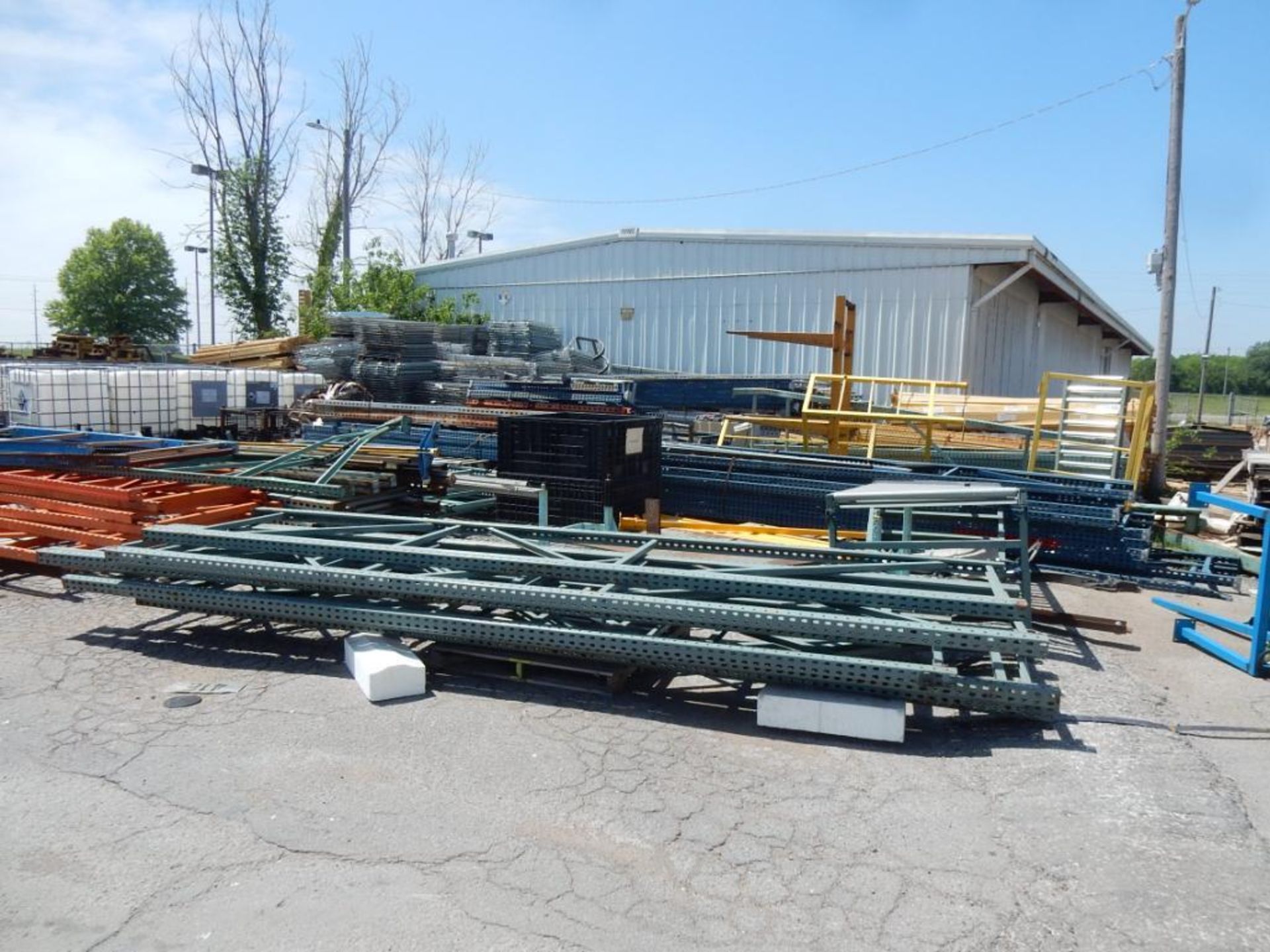 LOT NON-ASSEMBLED PALLET RACK, CROSS BEAMS, UPRIGHTS & WIRE DECKING