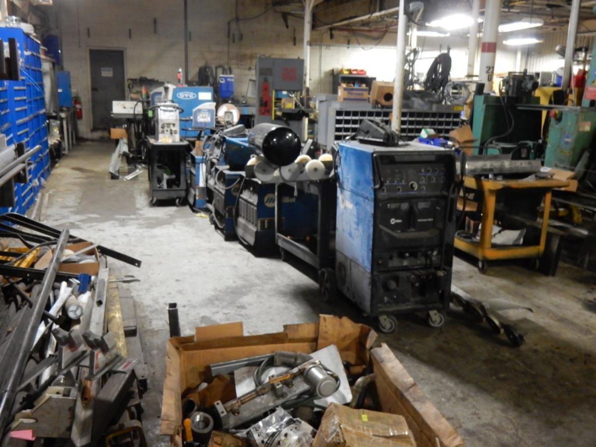 REMAINING CONTENTS OF MAINTENANCE ROOM TO INCLUDE - Image 3 of 4