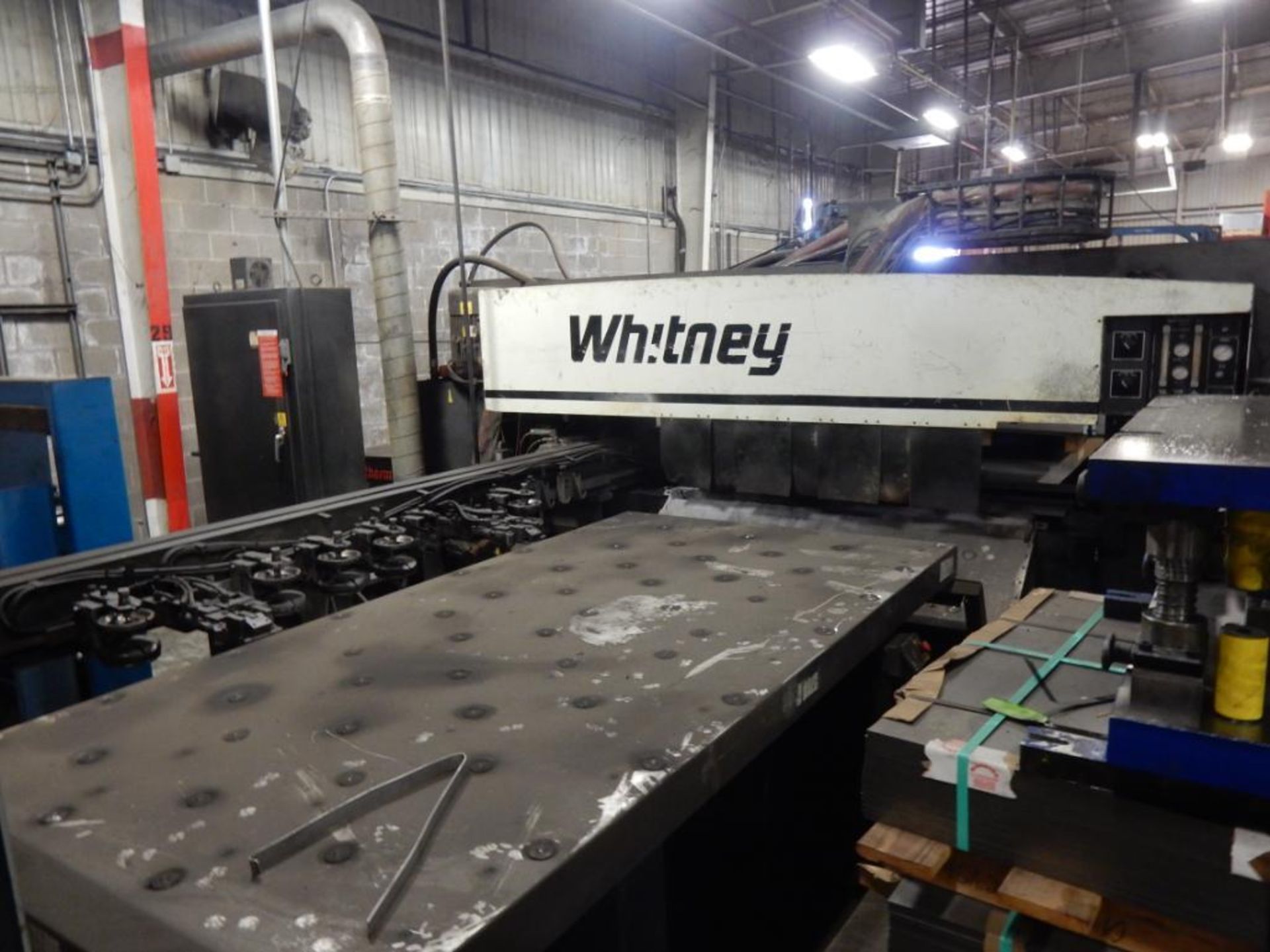 WHITNEY CNC PUNCH, M# 681-325, S/N 44627, 40 TON CAP., SIEMENS SINUMERIC CNC CONTROLS, APPROX. 5' X - Image 2 of 3