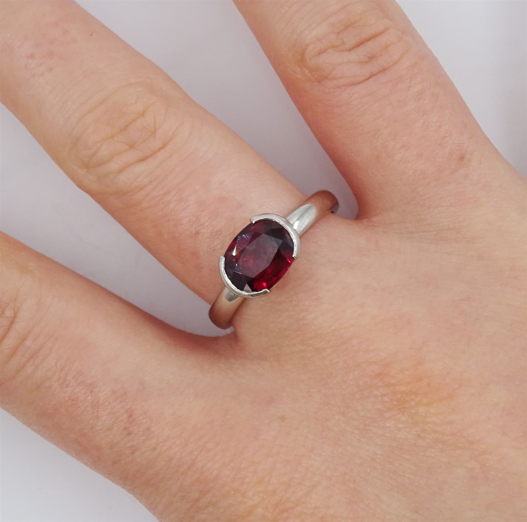 18ct white gold single stone ruby ring - Image 2 of 4