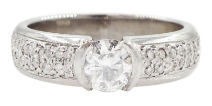 18ct white gold round brilliant cut diamond ring