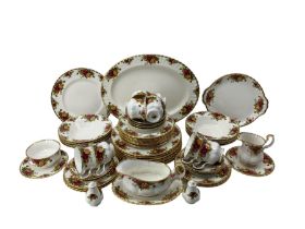 Royal Albert Old Country Roses pattern dinner service comprising eight dinner plates