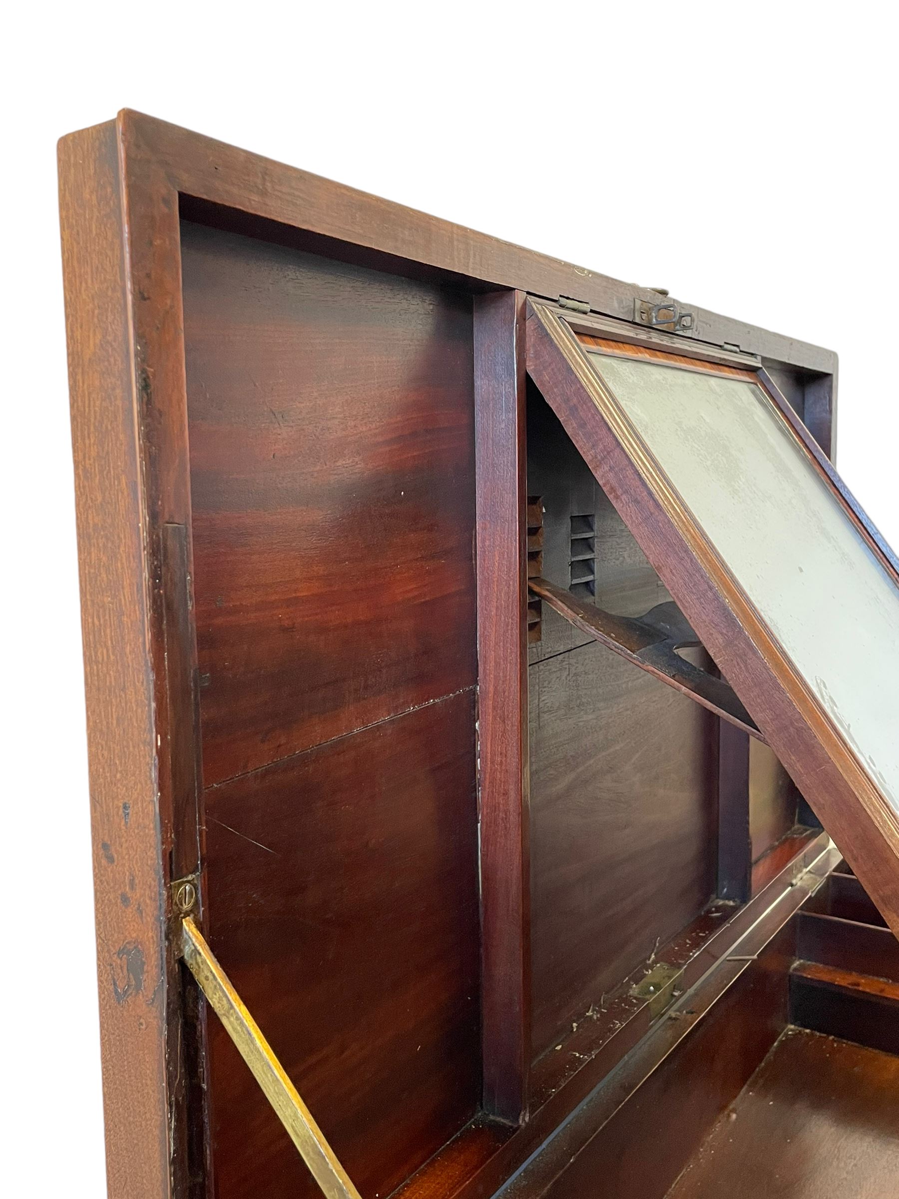 George III mahogany gentleman's kneehole dressing chest - Image 8 of 15