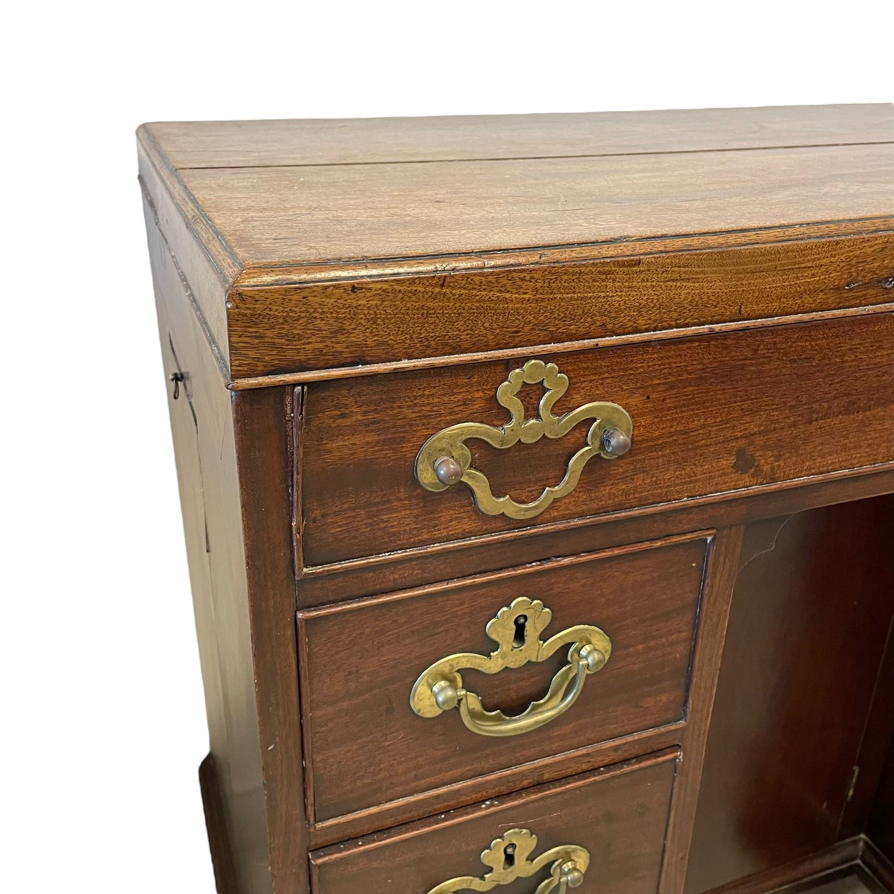 George III mahogany gentleman's kneehole dressing chest - Image 12 of 15