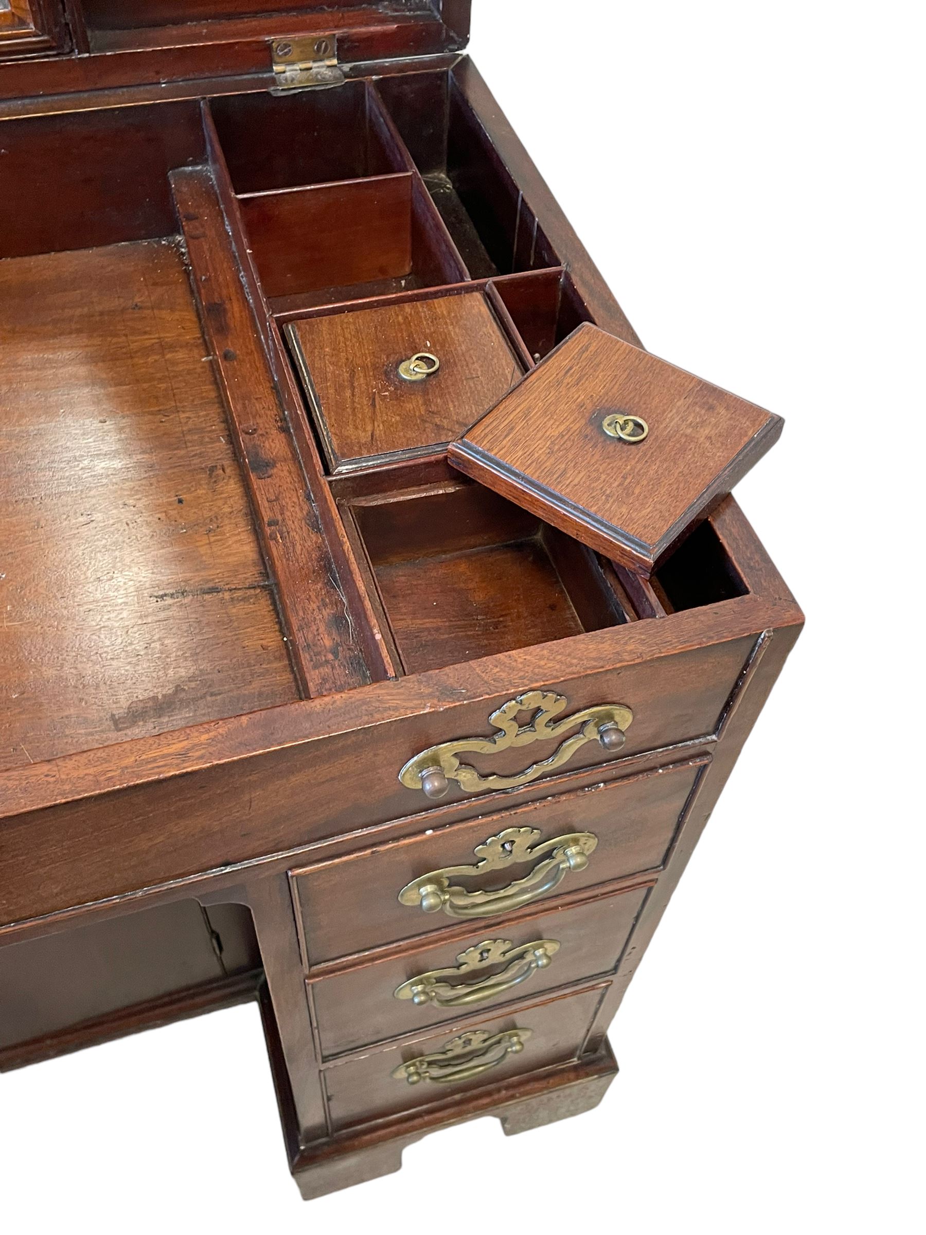 George III mahogany gentleman's kneehole dressing chest - Image 9 of 15