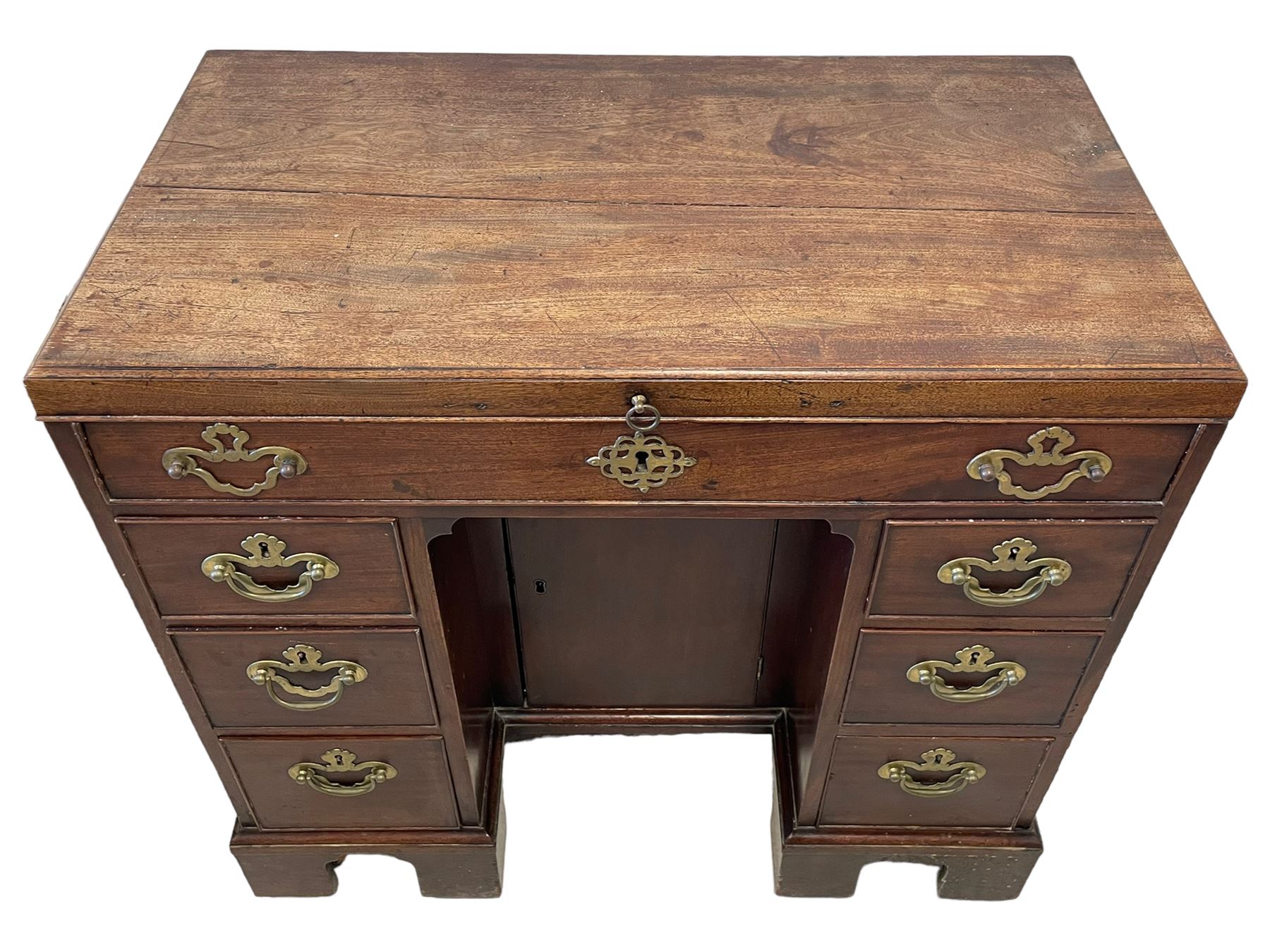 George III mahogany gentleman's kneehole dressing chest - Image 5 of 15