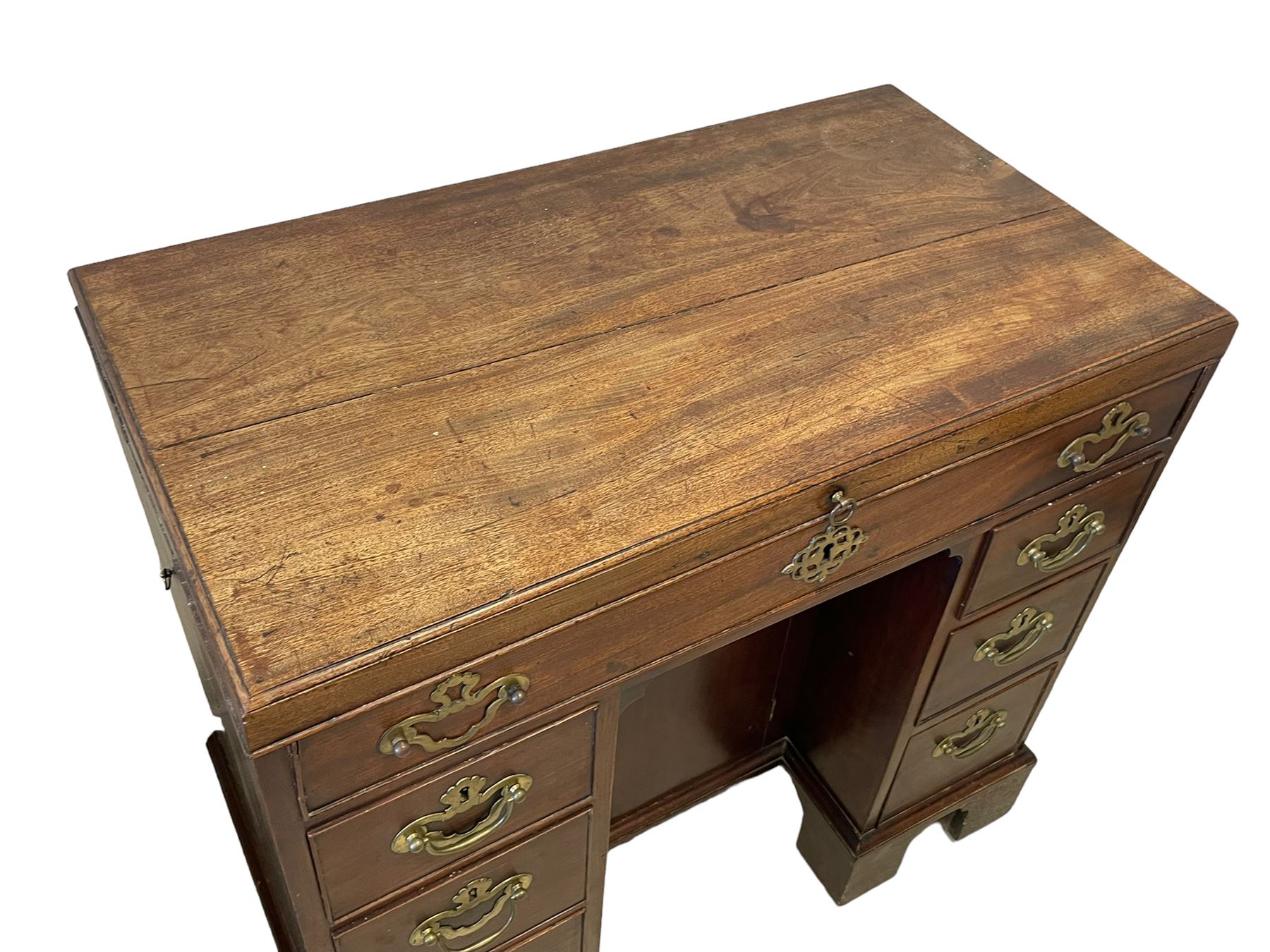 George III mahogany gentleman's kneehole dressing chest - Image 4 of 15