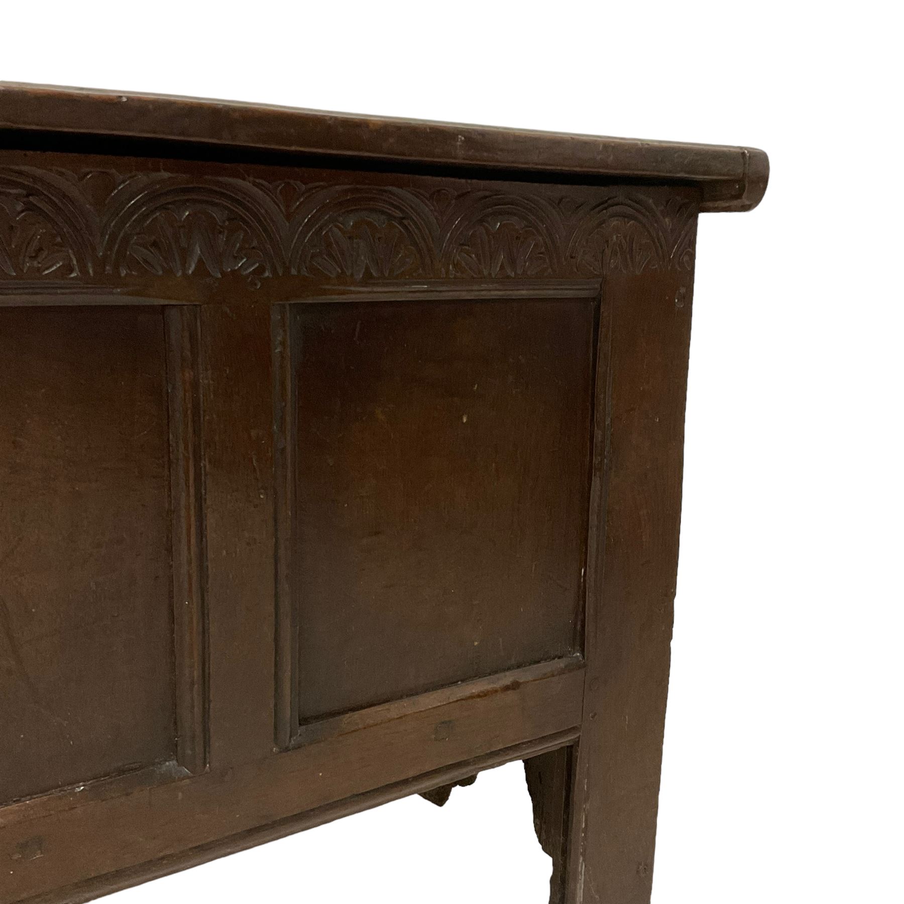 17th century oak six plank coffer or chest - Image 2 of 8