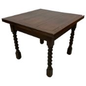 Early 20th century oak draw-leaf extending dining table