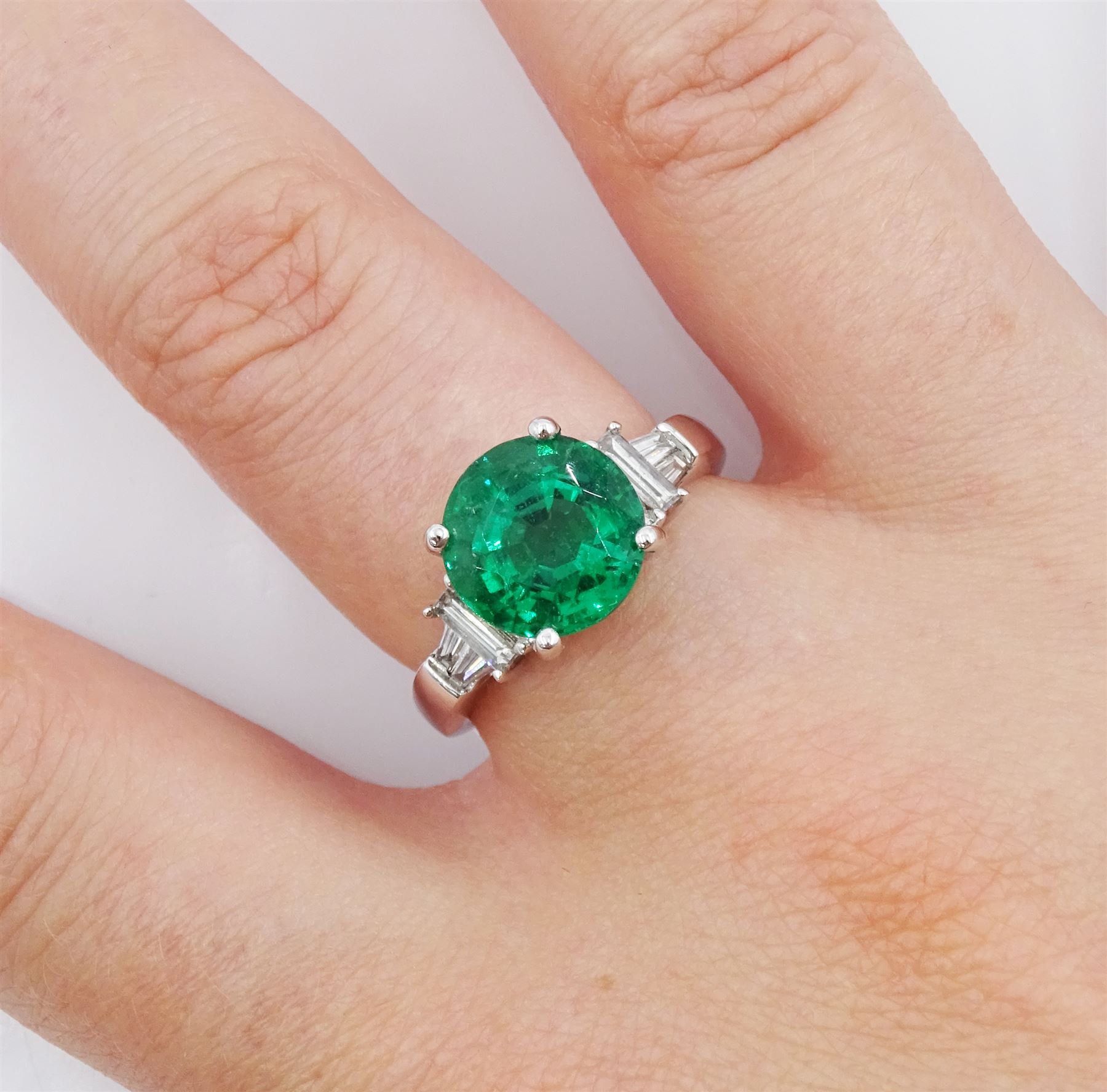 18ct white gold three stone round emerald - Image 2 of 4