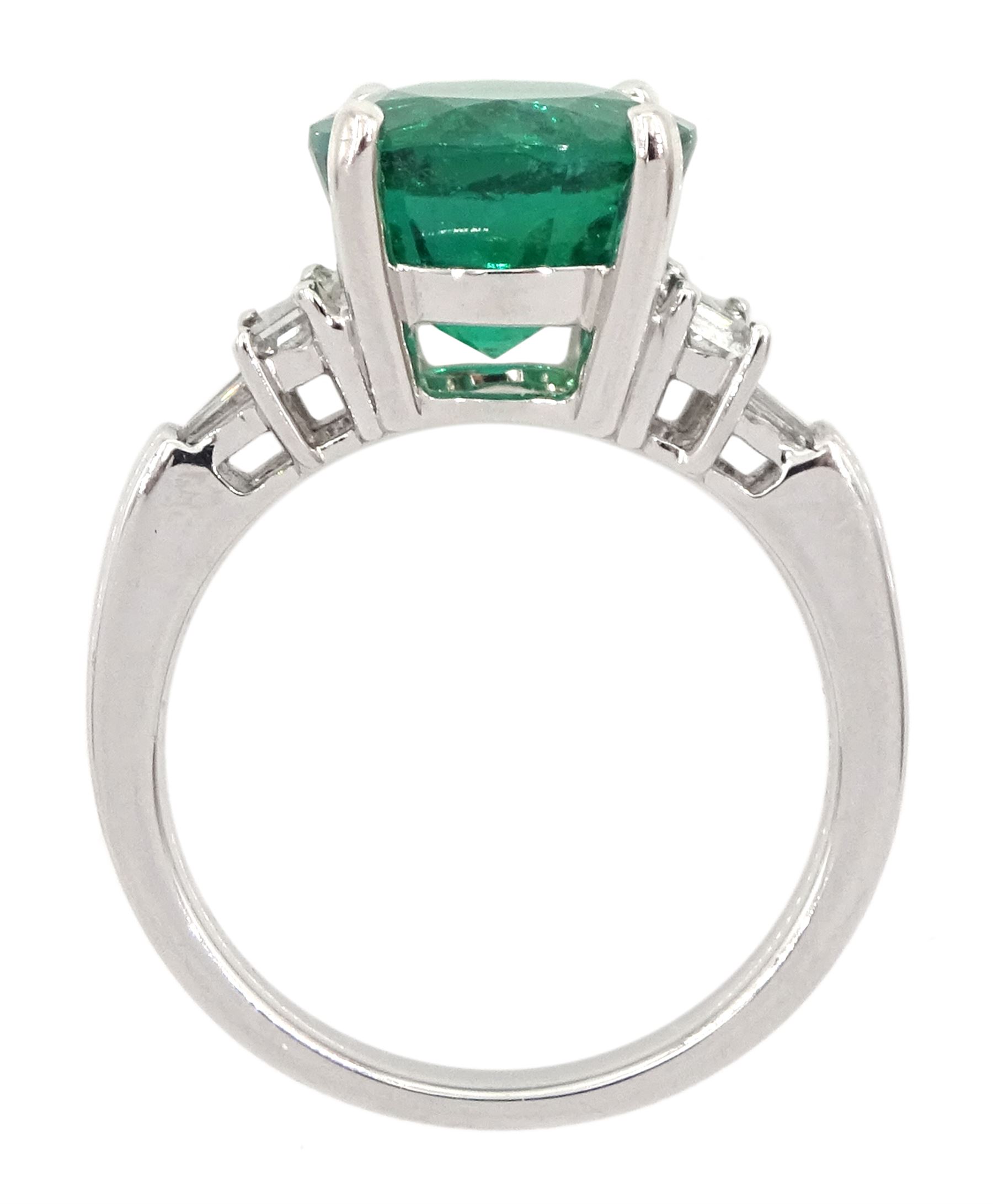 18ct white gold three stone round emerald - Image 4 of 4