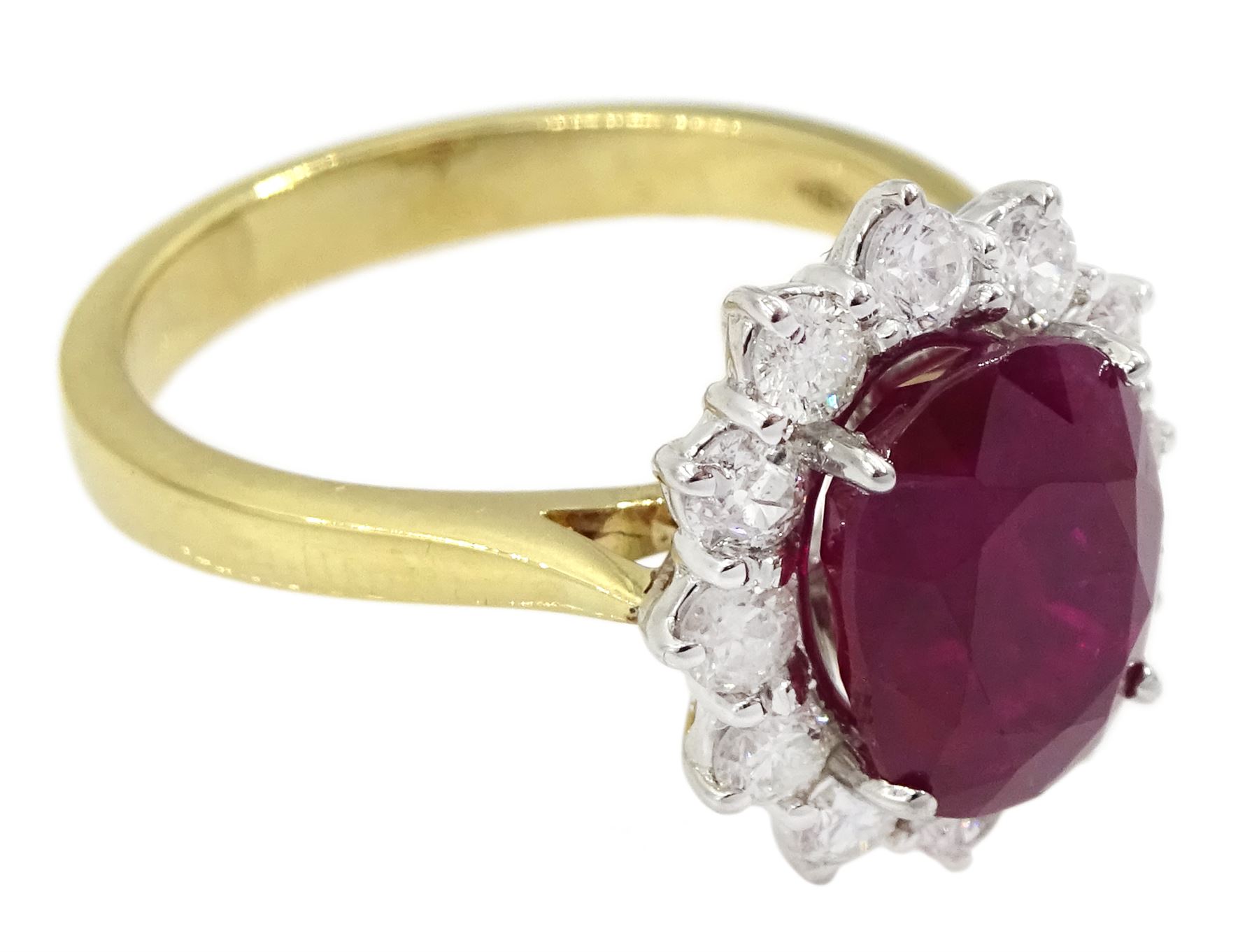 18ct gold oval cut ruby and round brilliant cut diamond cluster ring - Image 3 of 4
