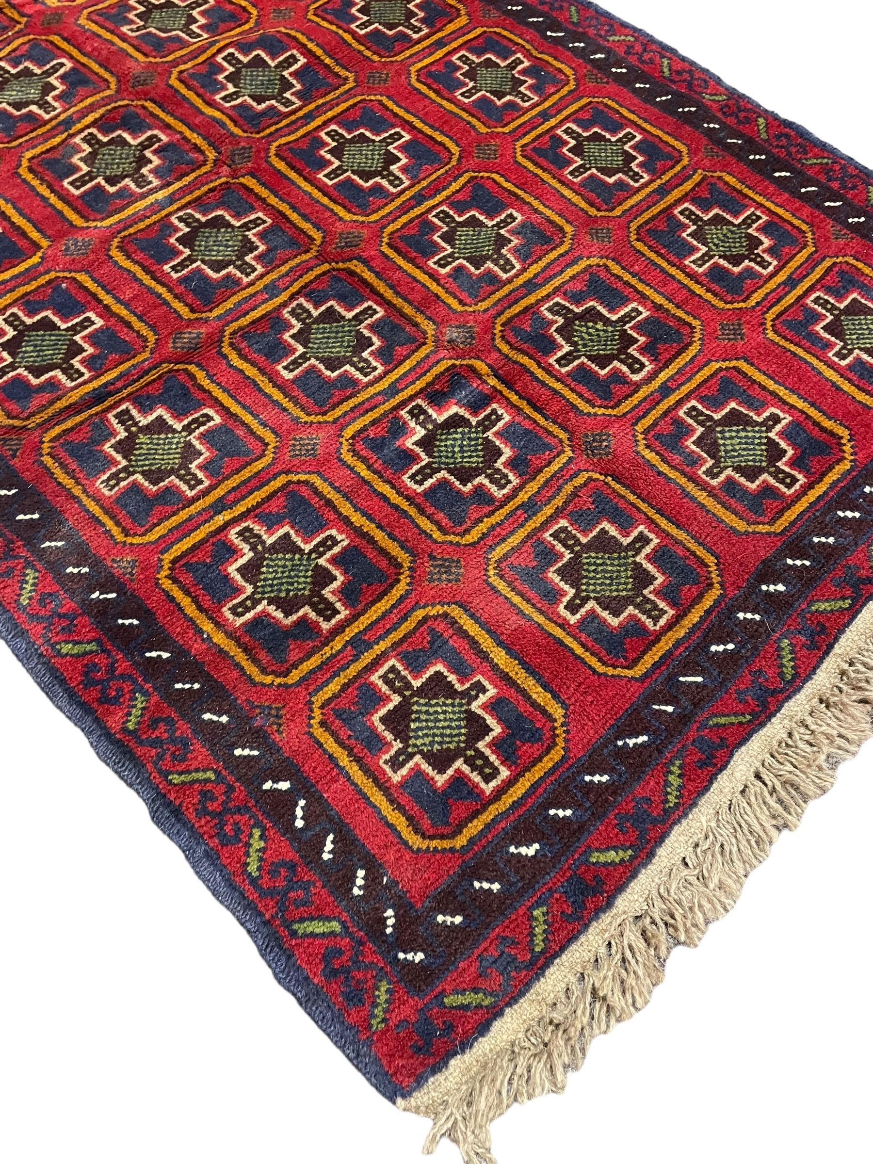 Baluchi crimson ground rug - Image 5 of 6
