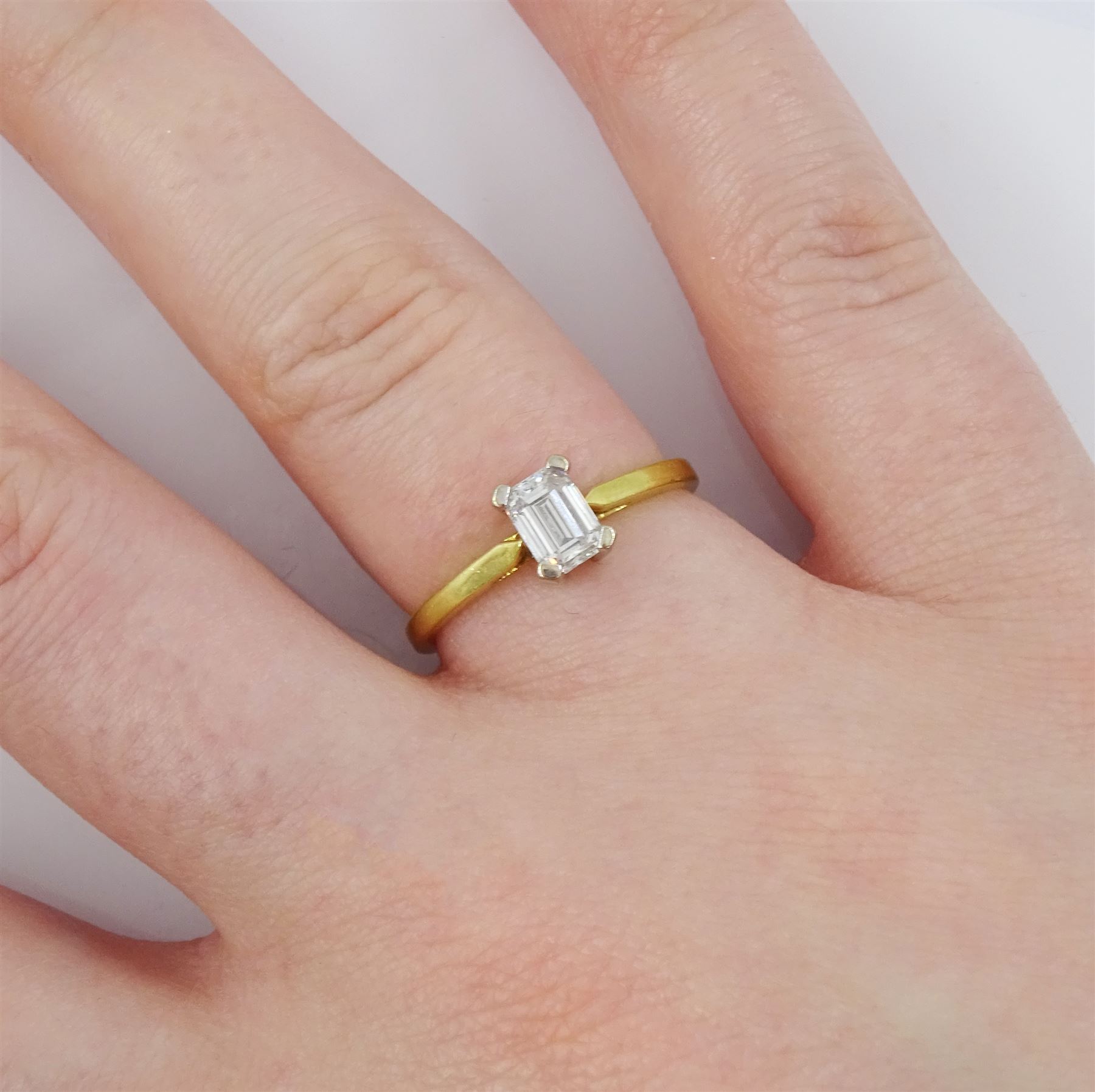 18ct gold single stone emerald cut diamond ring - Image 2 of 4