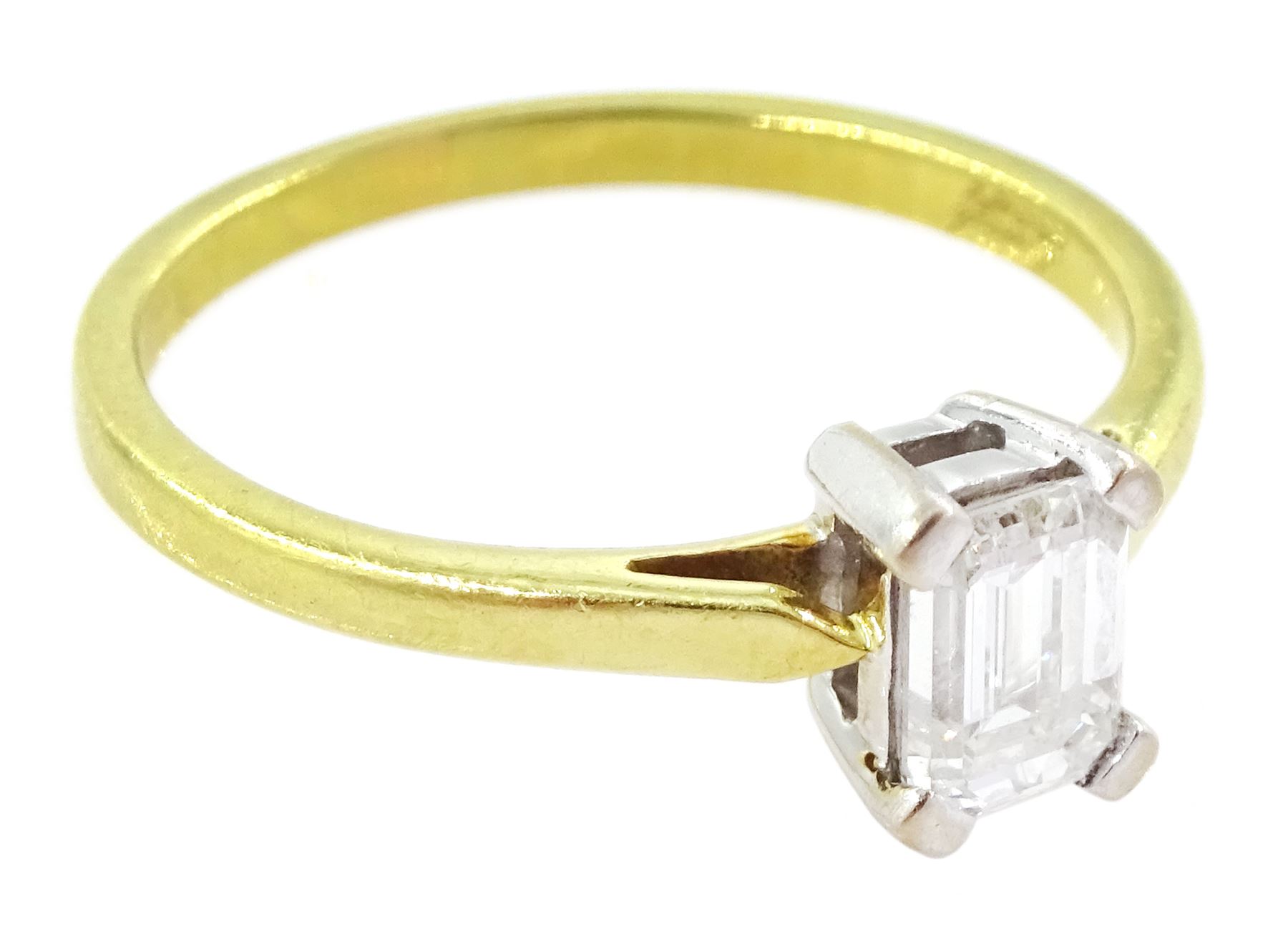 18ct gold single stone emerald cut diamond ring - Image 3 of 4