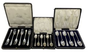 Set of six bright cut silver teaspoons London 1927 Maker Josiah Williams & Ci
