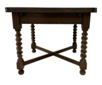 Early 20th century oak draw leaf dining table