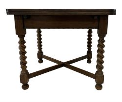 Early 20th century oak draw leaf dining table