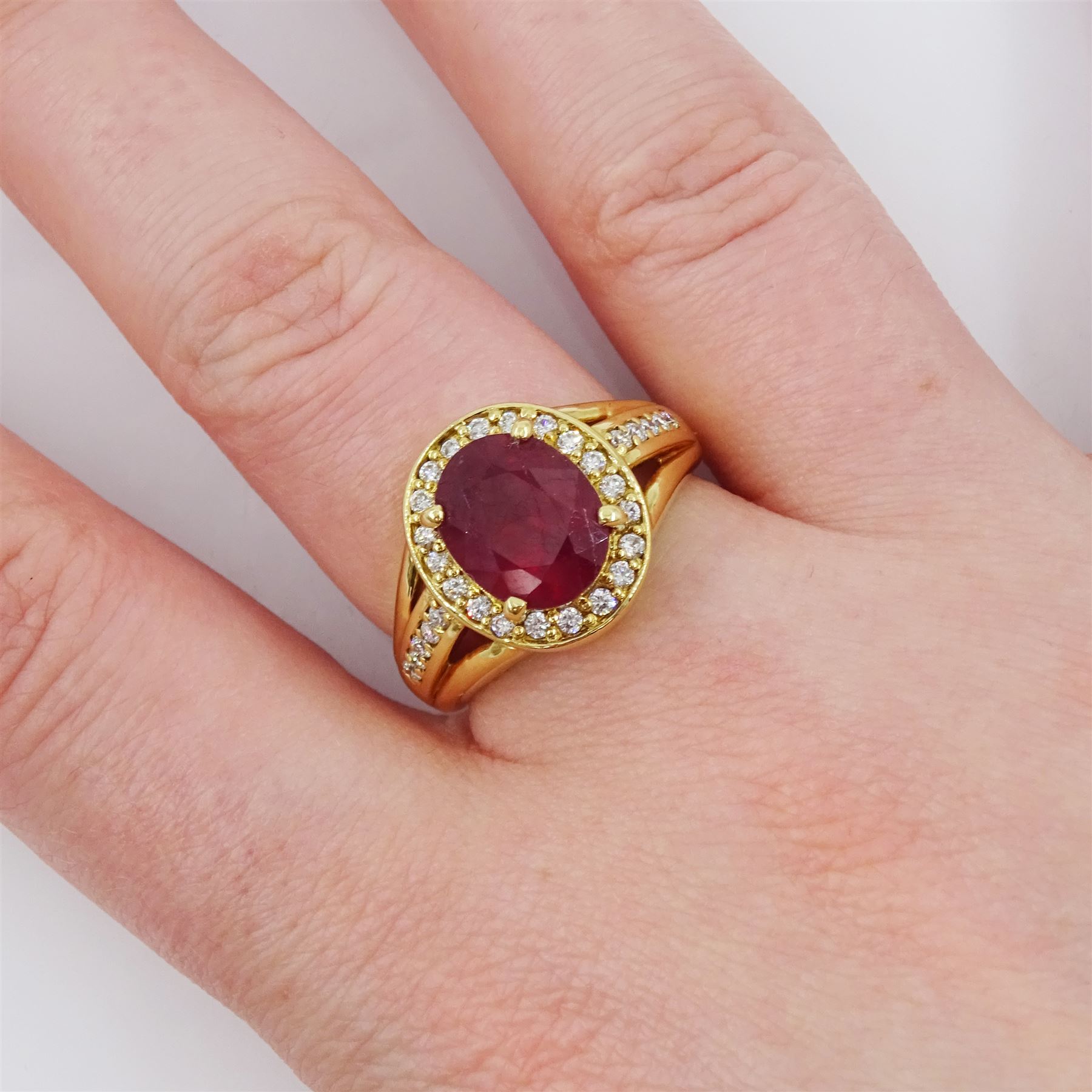 18ct gold oval cut ruby and round brilliant cut diamond cluster ring - Bild 2 aus 4