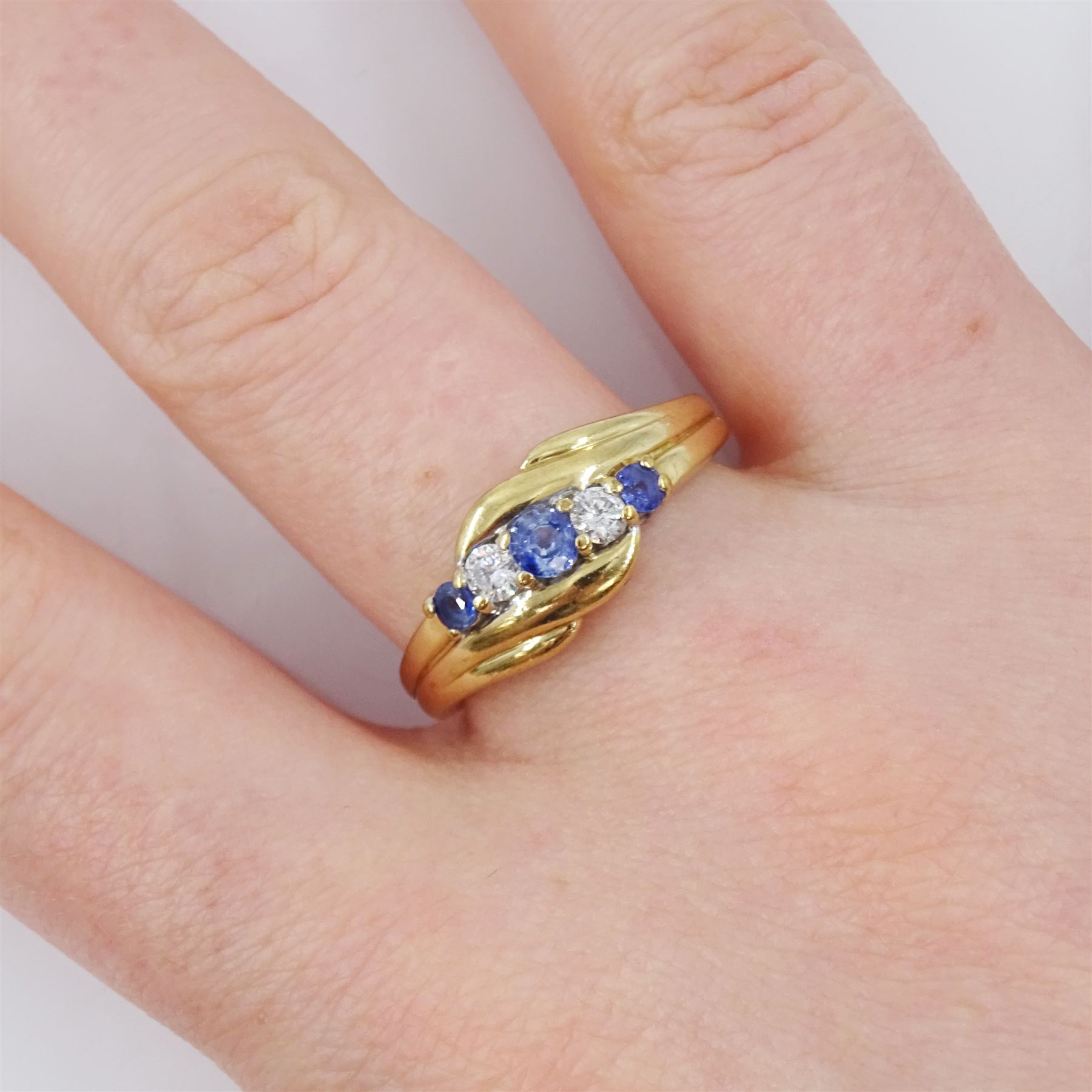 9ct gold five stone round brilliant cut diamond and sapphire crossover ring - Bild 2 aus 4