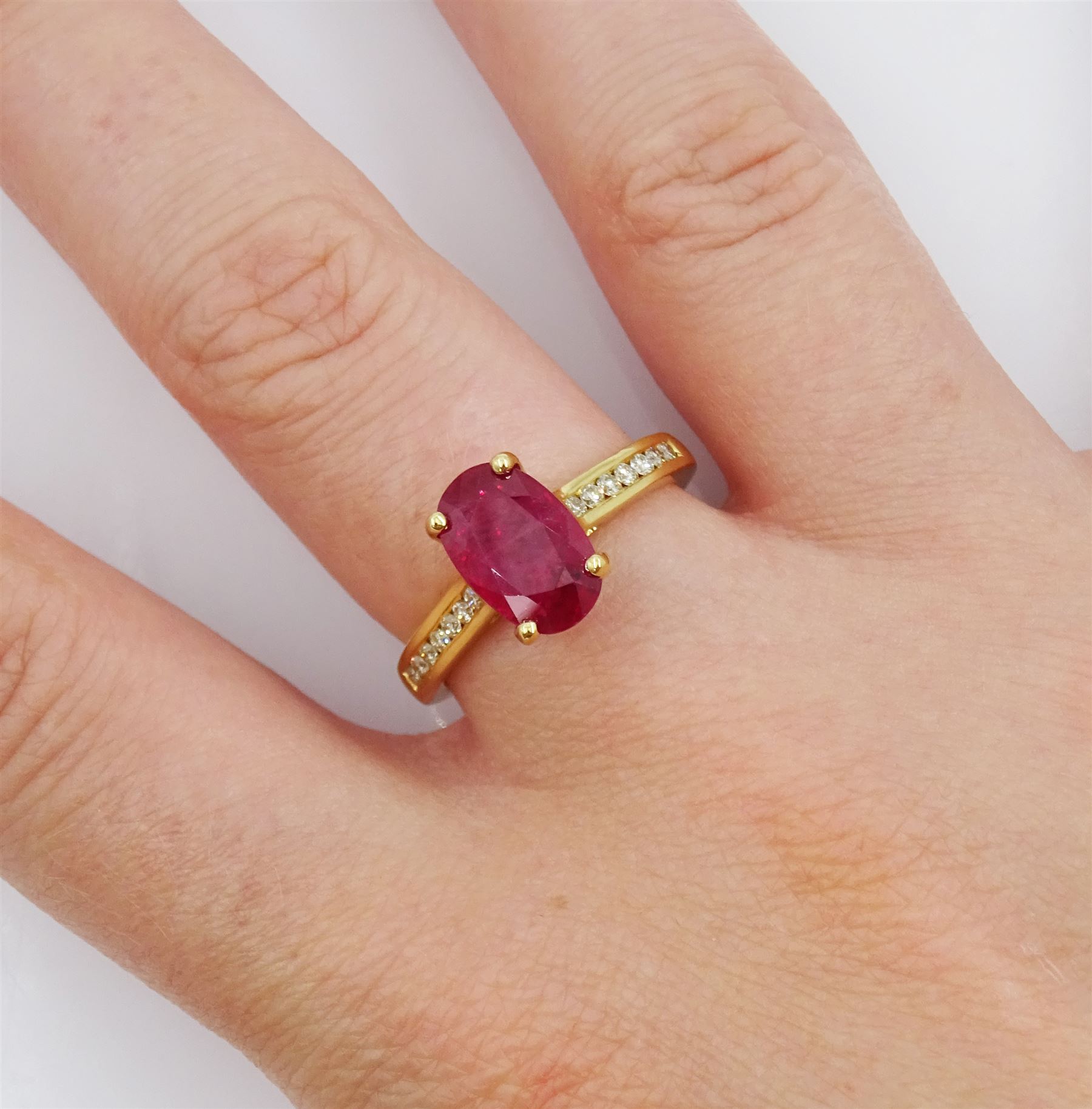 18ct gold oval ruby ring - Image 5 of 7