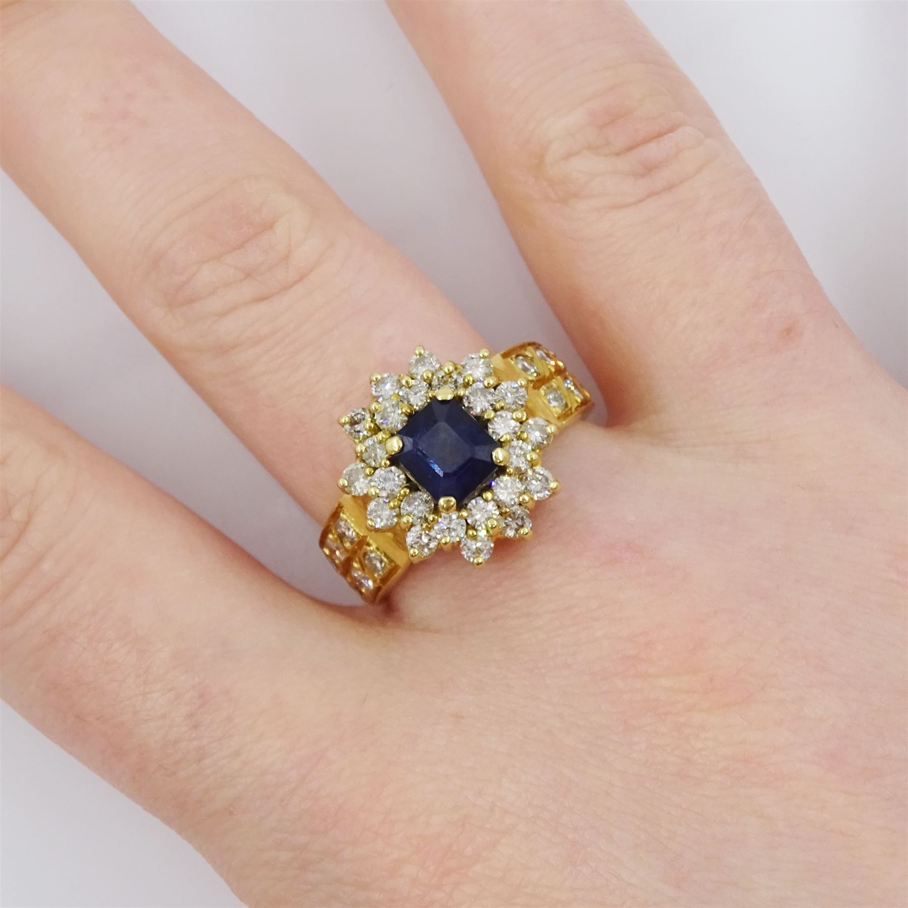 18ct gold octagonal cut sapphire and round brilliant cut diamond cluster ring - Bild 2 aus 4