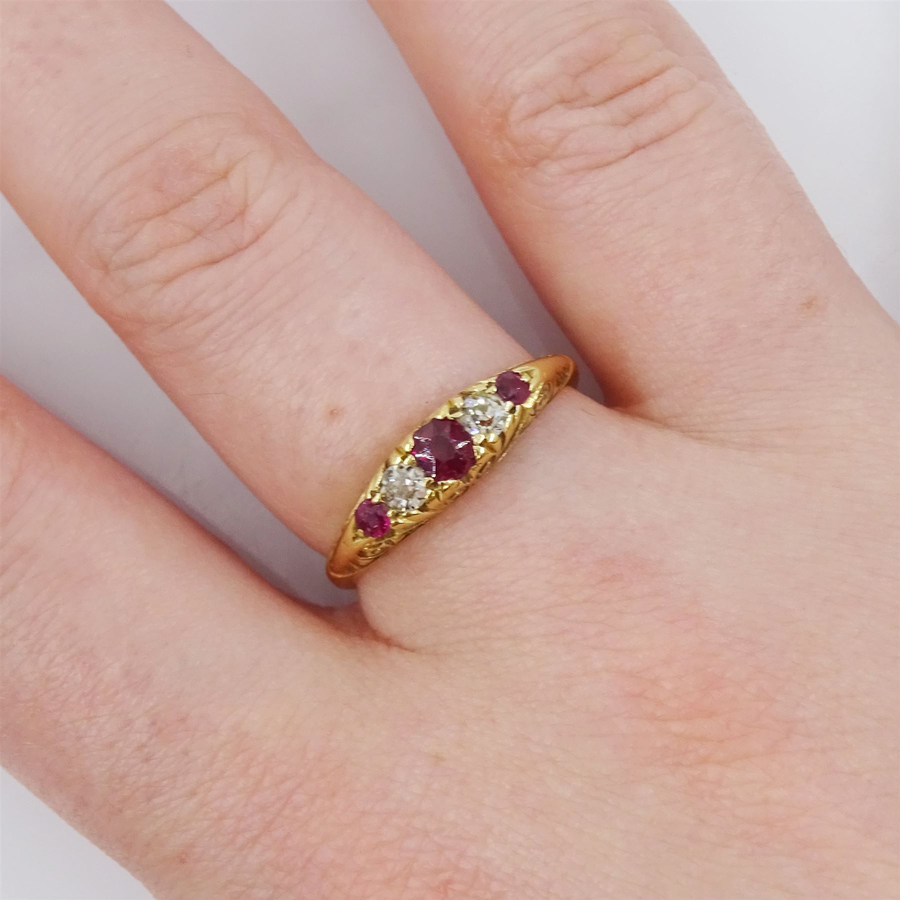 Edwardian 18ct gold five stone ruby and diamond ring - Bild 2 aus 4