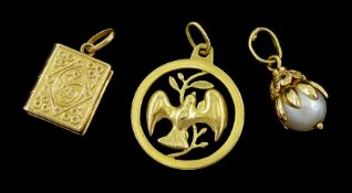Three 18ct gold pendant / charms including dove