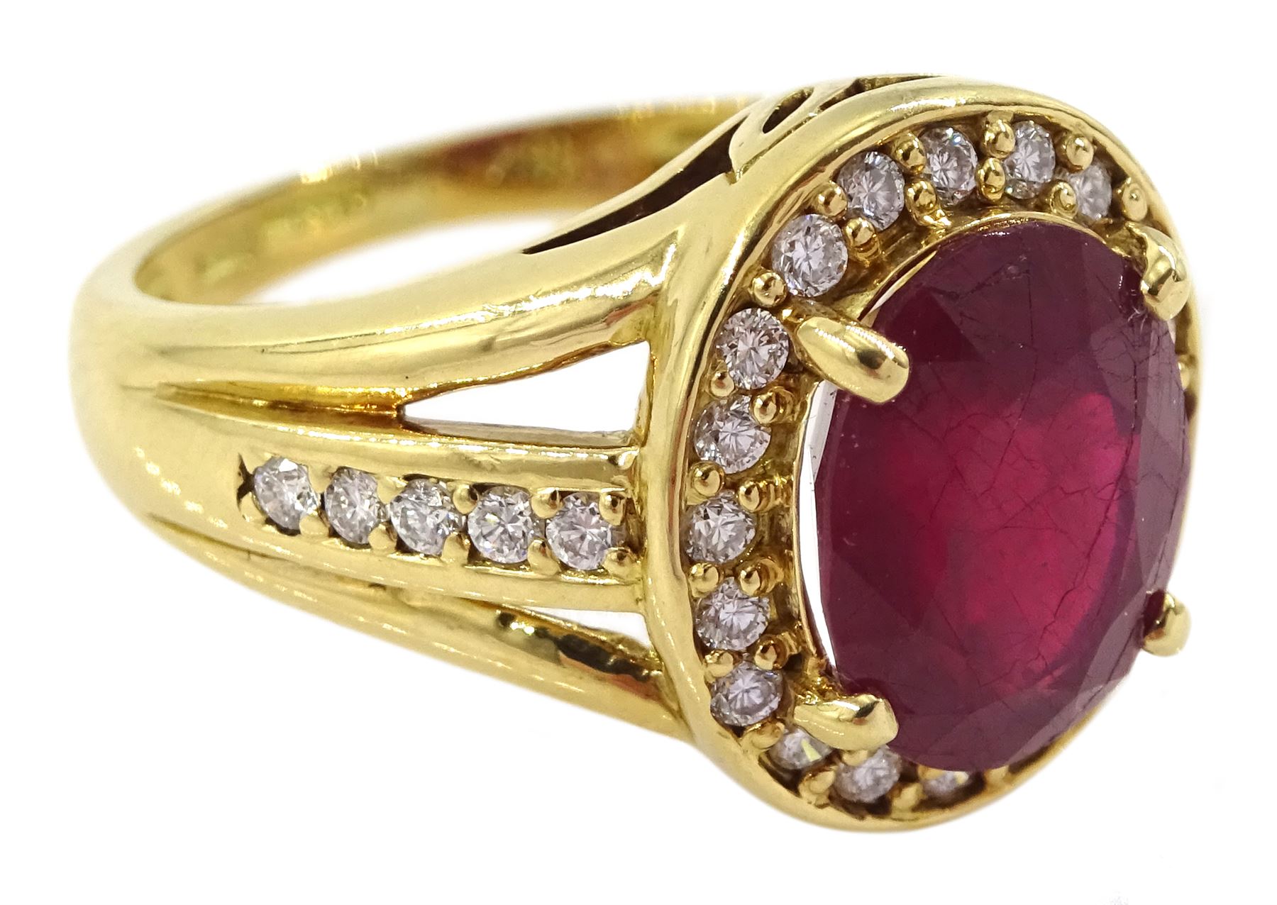 18ct gold oval cut ruby and round brilliant cut diamond cluster ring - Bild 3 aus 4