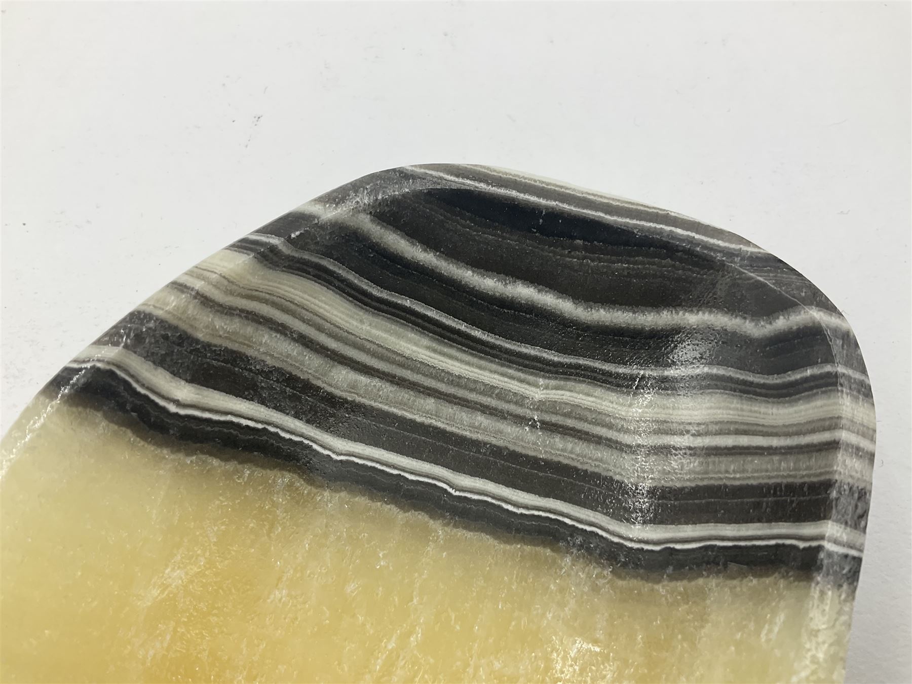 Free form dish made from carved and polished zebra onyx - Bild 2 aus 7