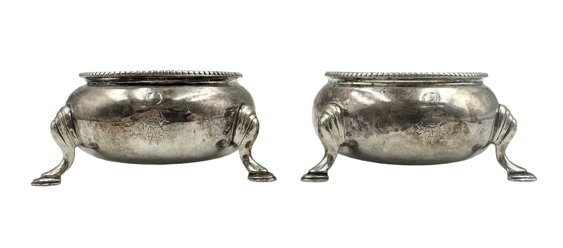 Pair of Victorian silver circular salts with bead edge decoration on shaped supports London 1864 Mak - Image 2 of 5