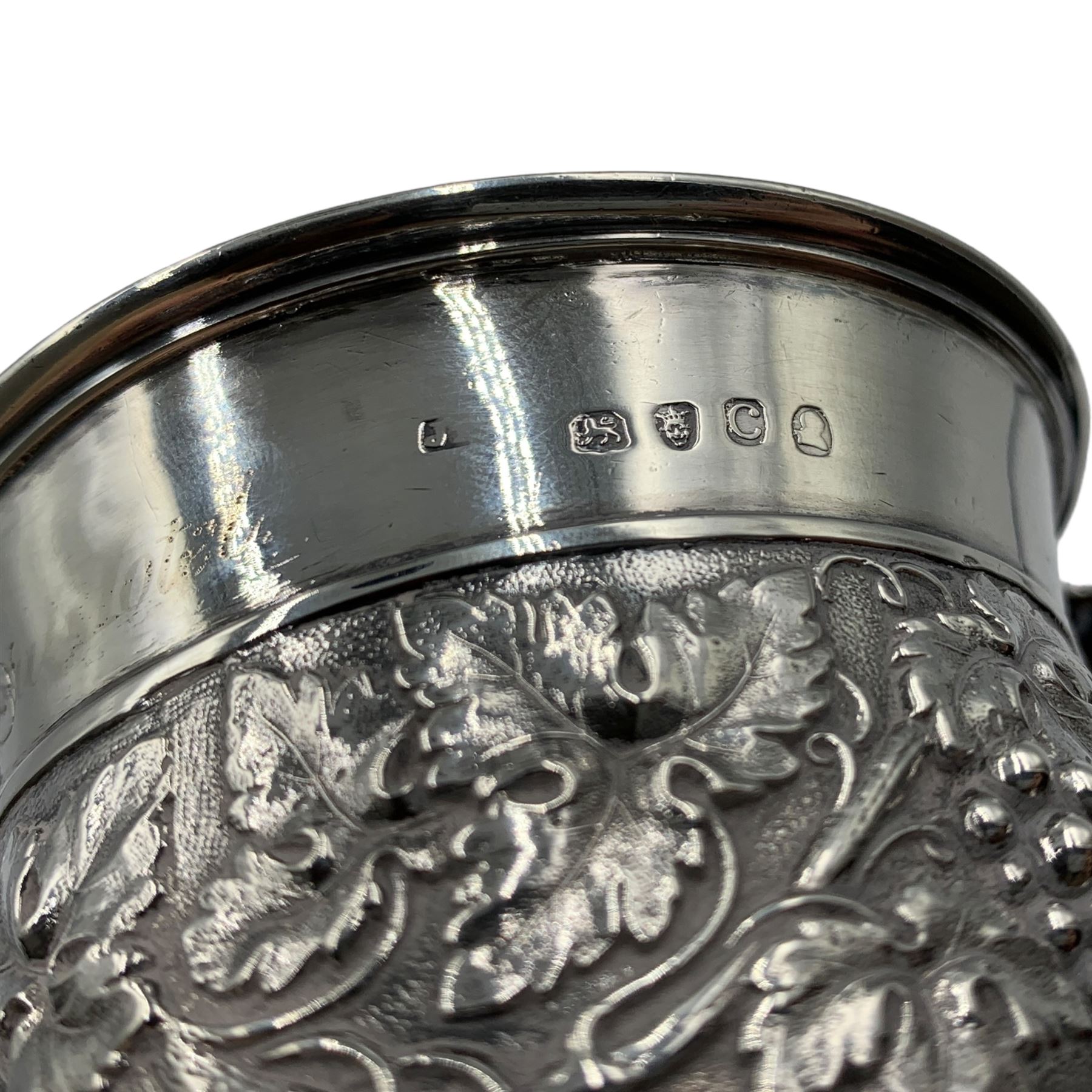 George III silver mug with leaf capped handle - Image 4 of 4