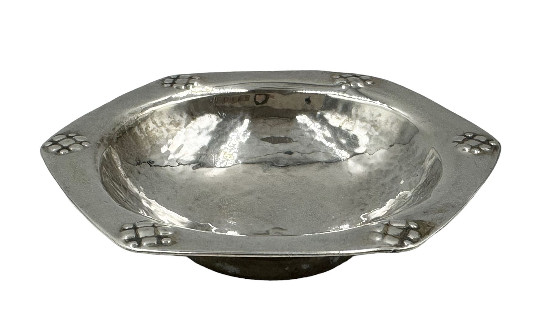 Hammered silver Arts and Crafts hexagonal dish decorated with raspberry prunts W8cm London 1913 Make - Image 2 of 4
