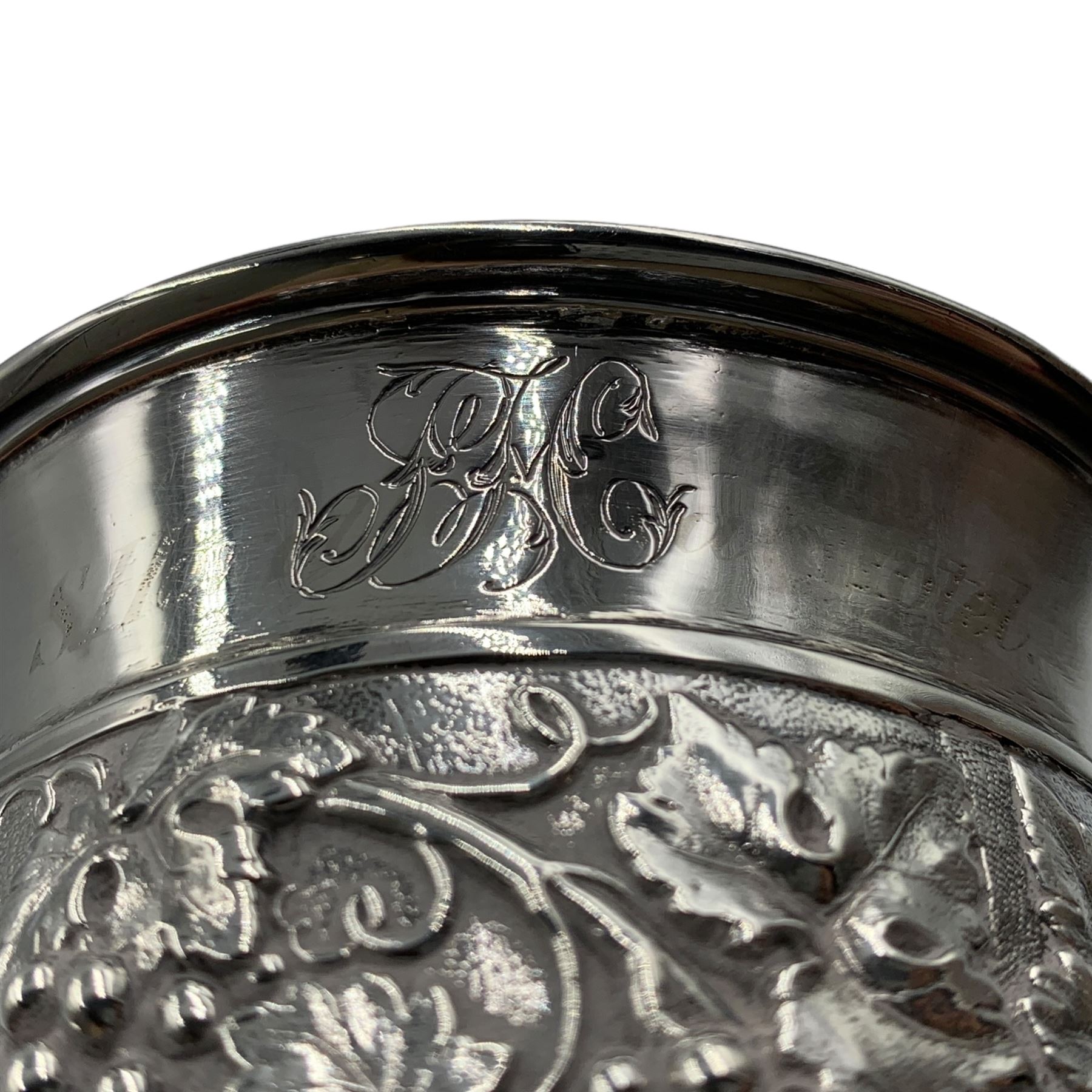 George III silver mug with leaf capped handle - Image 3 of 4