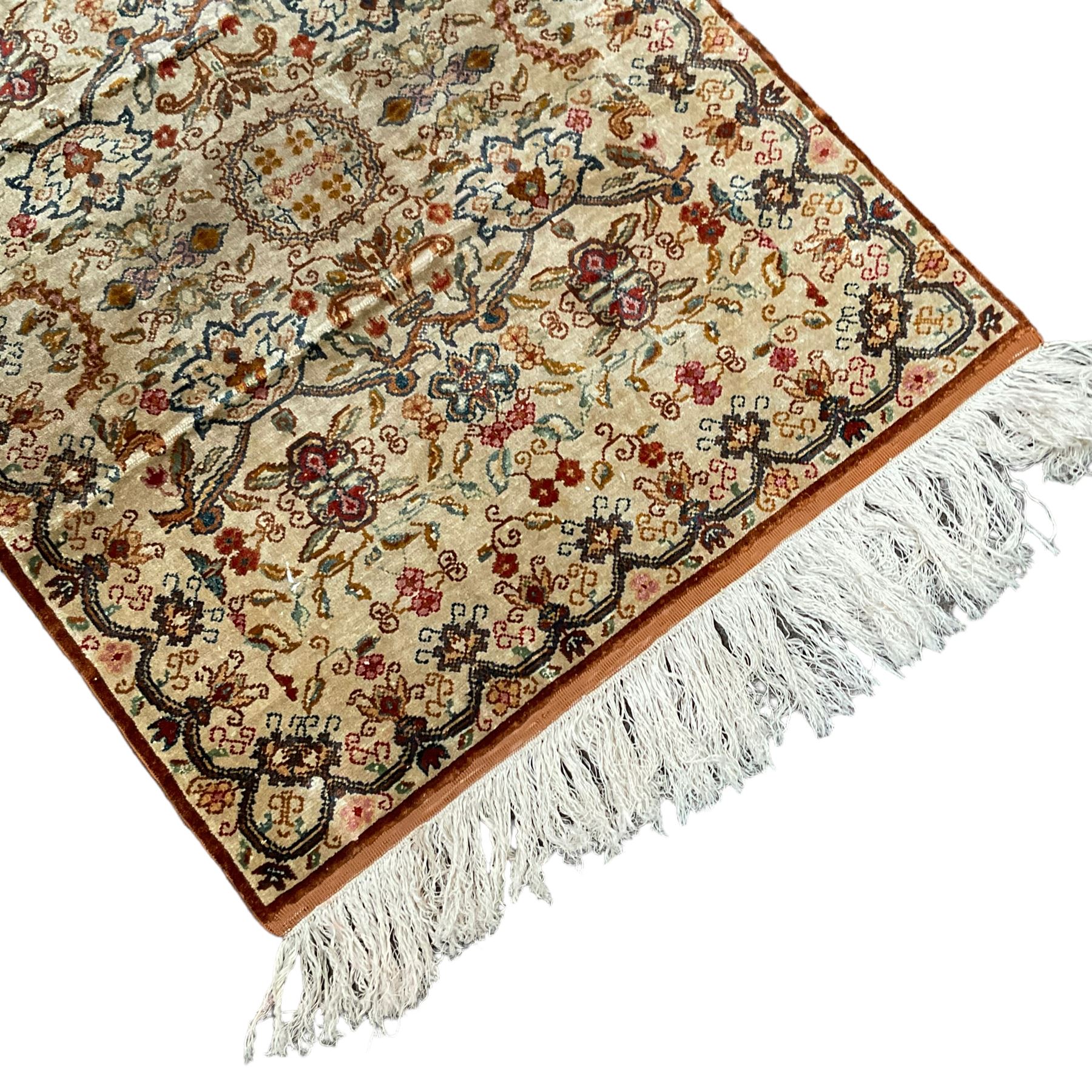Small Persian ivory ground silk inlaid finely woven rug - Bild 5 aus 6