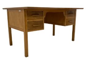 Mid-20th century oak kneehole desk